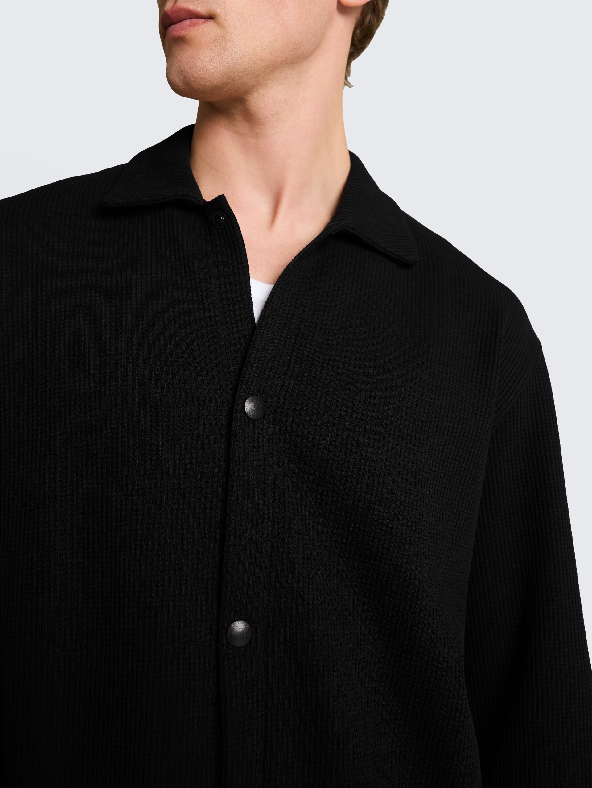 Relaxed fit overshirt met wafelstructuur - Black - Detailaanzicht model