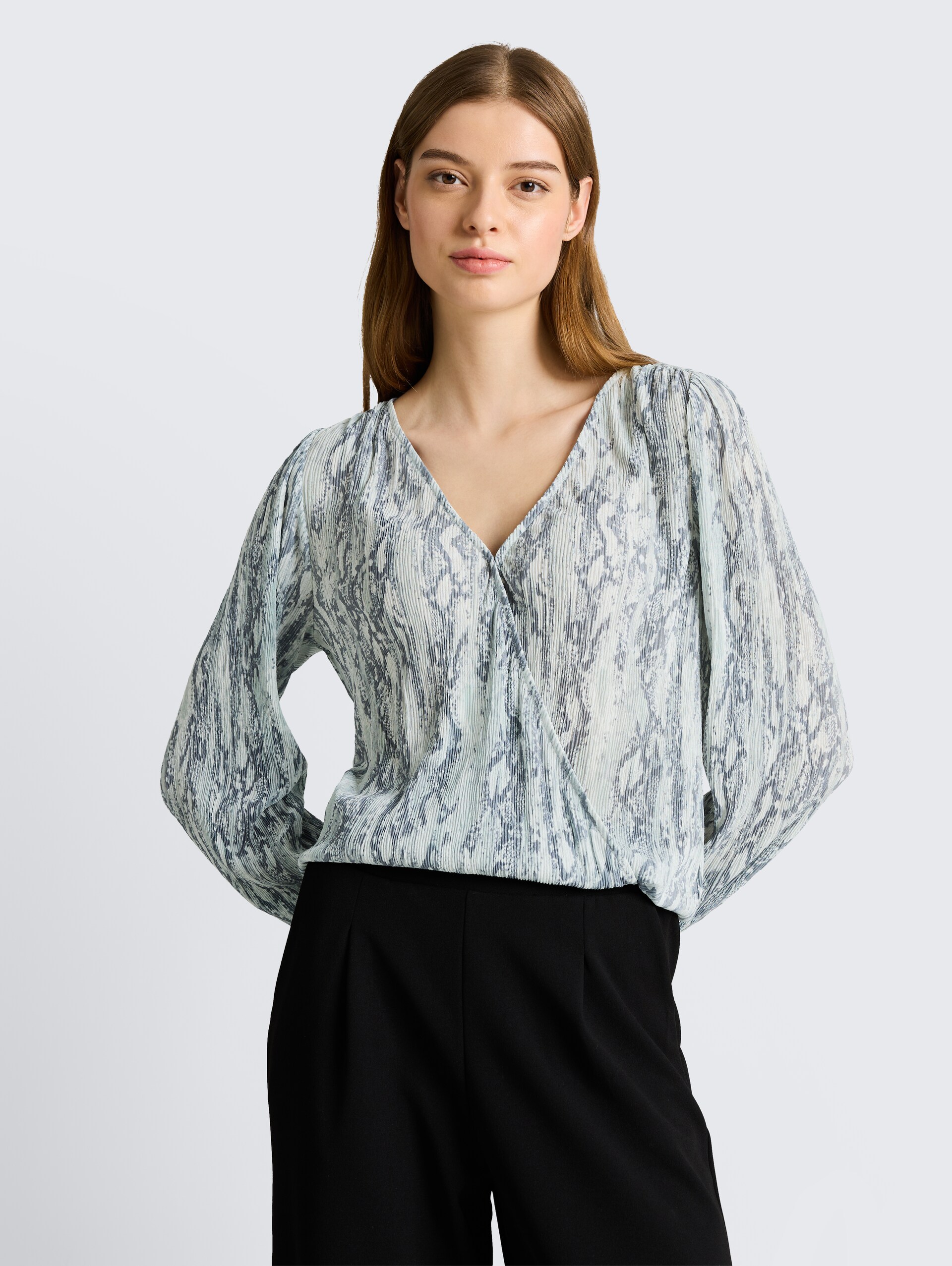 Crinkle Wickelbluse mit Schlangenprint - faded snake print - Ausschnitt Model-Vorderansicht