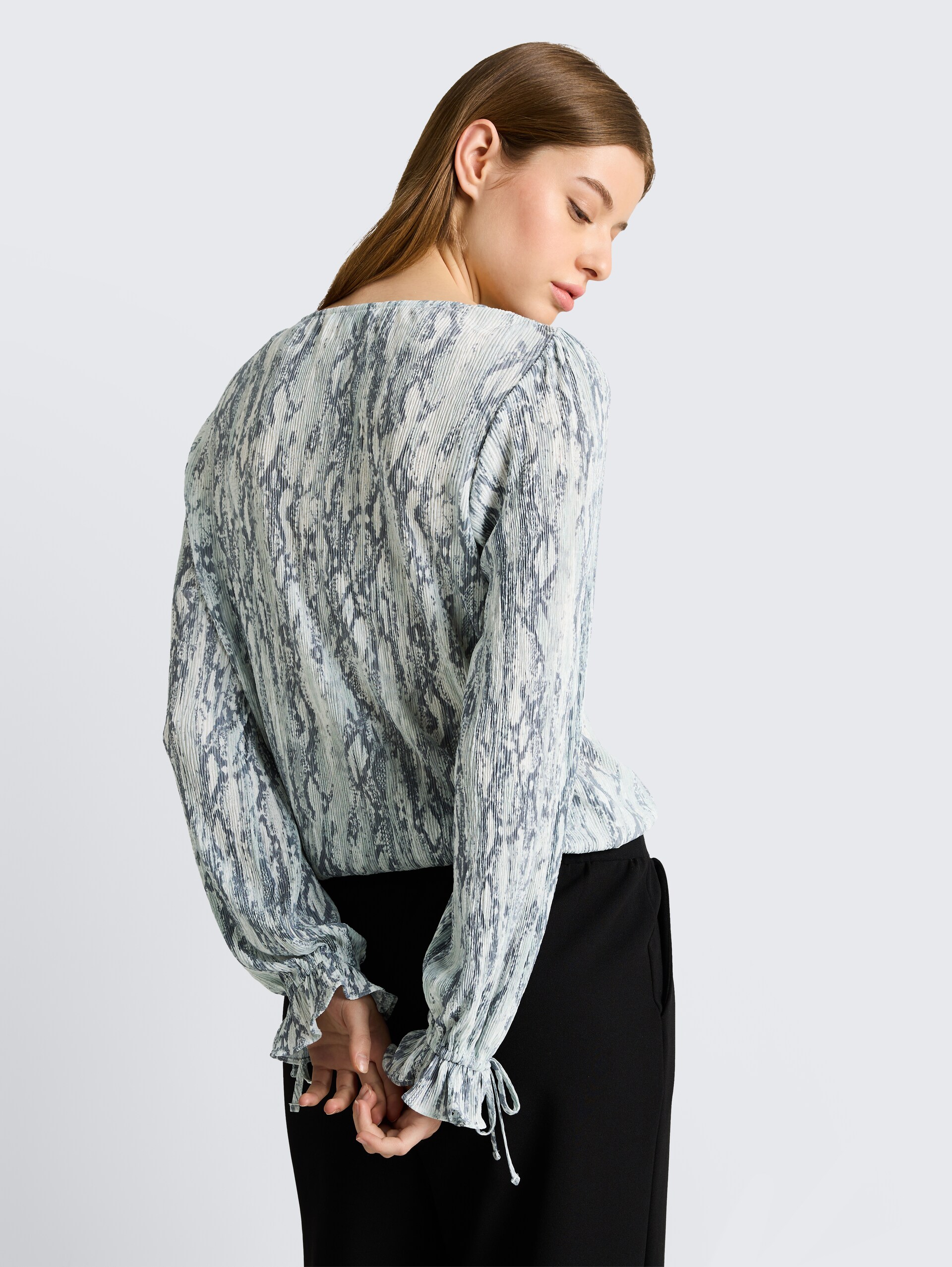 Crinkle Wickelbluse mit Schlangenprint - faded snake print - Auschnitt Model-Rückansicht