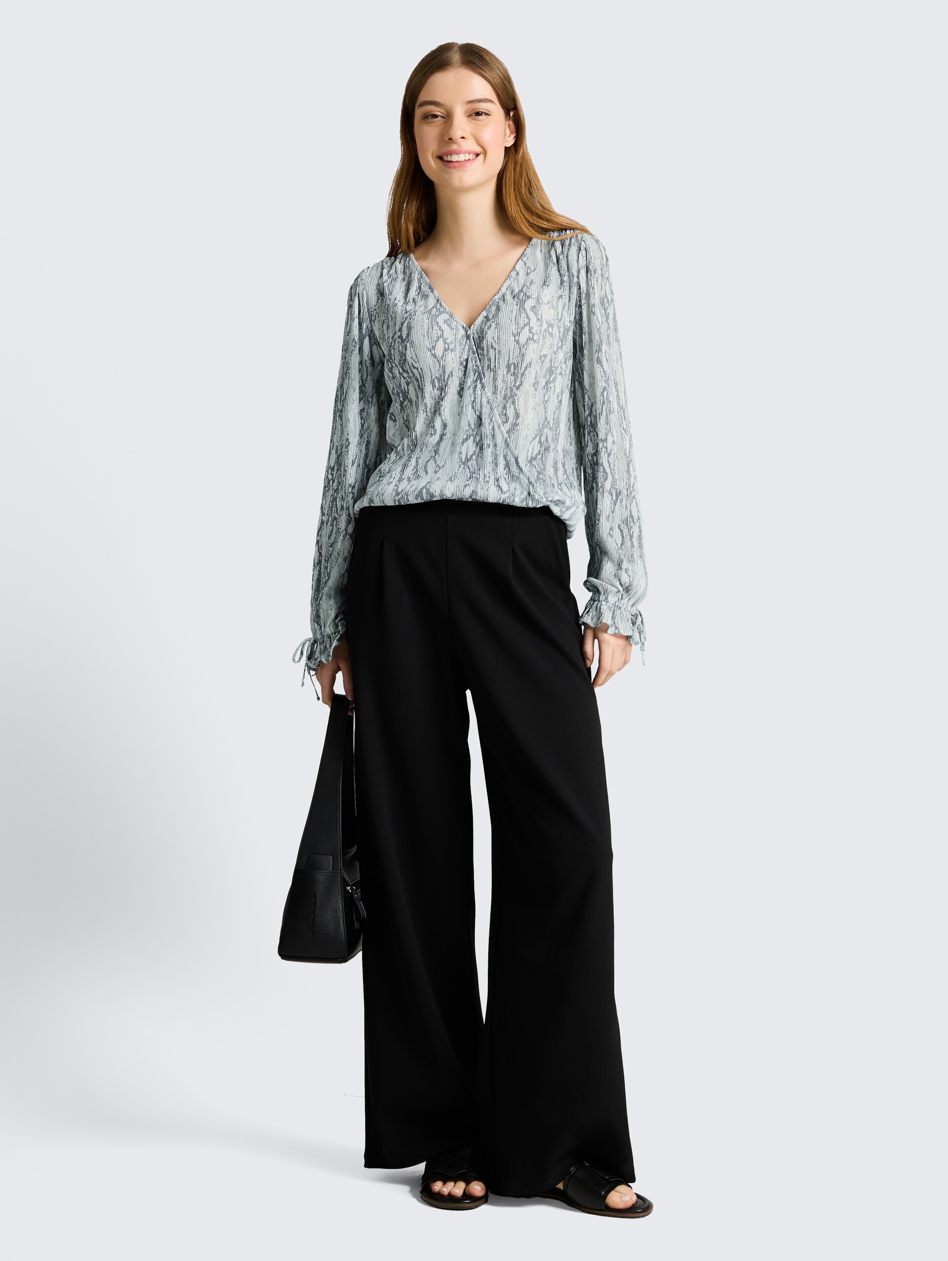 Crinkle Wickelbluse mit Schlangenprint - faded snake print - Model-Vorderansicht