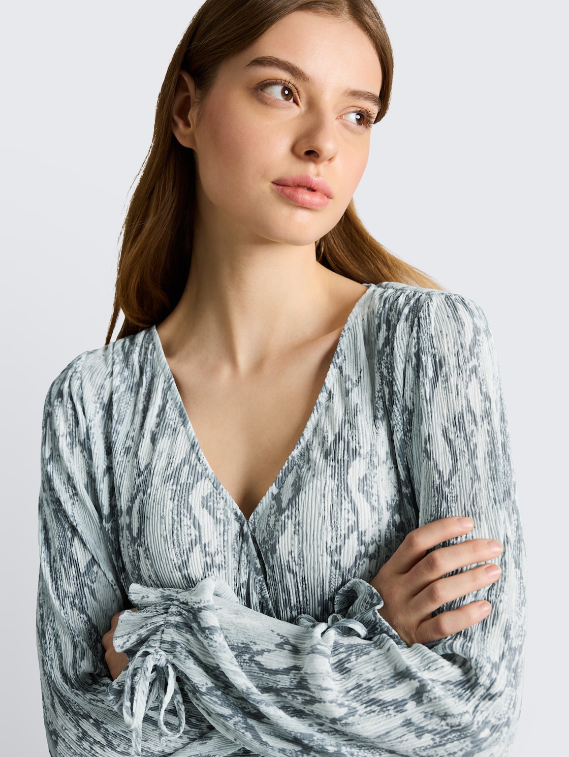 Crinkle wrap blouse with snake print - faded snake print - Detail model view