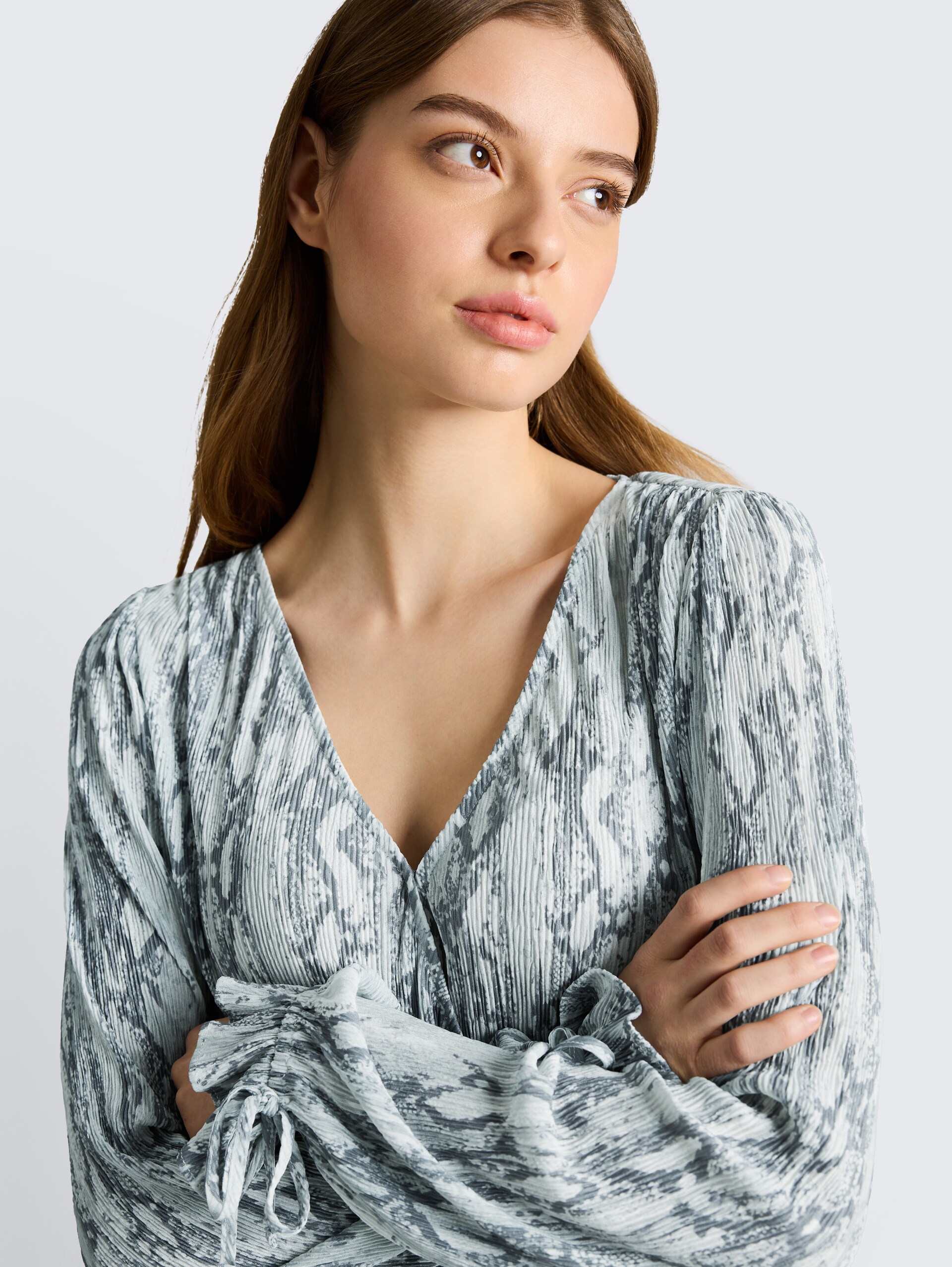 Crinkle Wickelbluse mit Schlangenprint - faded snake print - Detail-Model-Ansicht