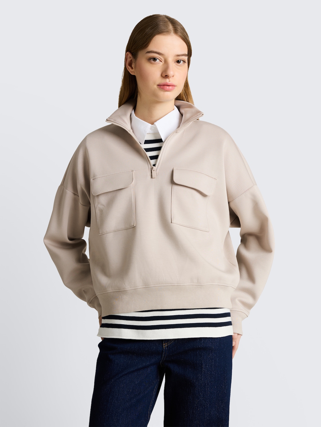 Loose Fit Troyer Sweatshirt aus Scuba - cloud grey - Ausschnitt Model-Vorderansicht