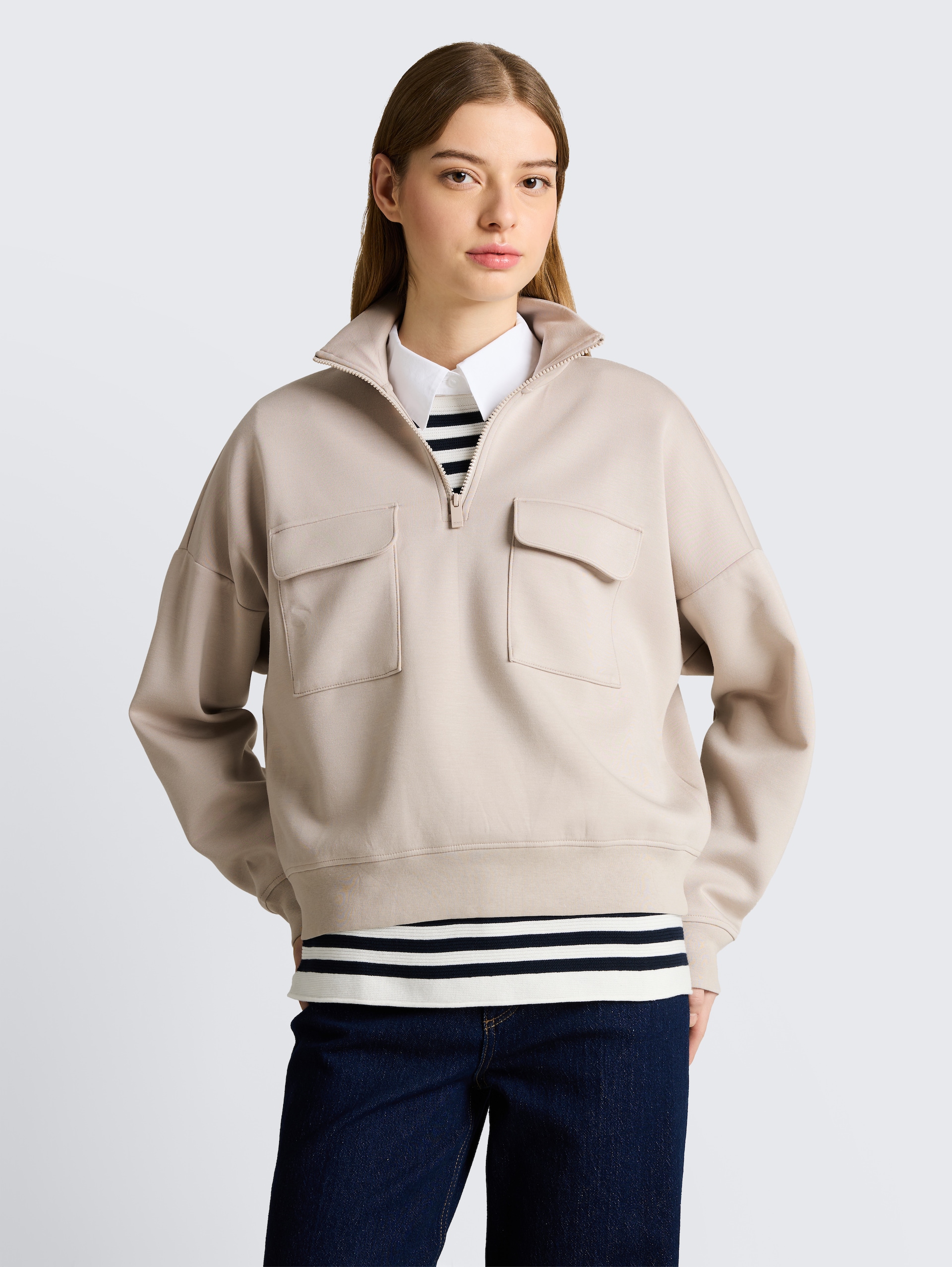 Loose Fit Troyer Sweatshirt aus Scuba - cloud grey - Ausschnitt Model-Vorderansicht