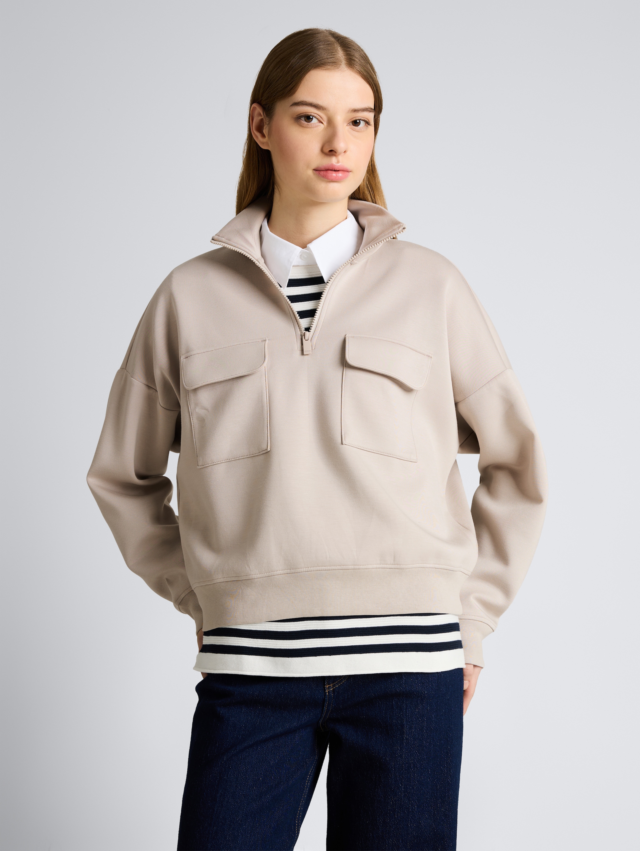 Loose Fit Troyer Sweatshirt aus Scuba - cloud grey - Ausschnitt Model-Vorderansicht