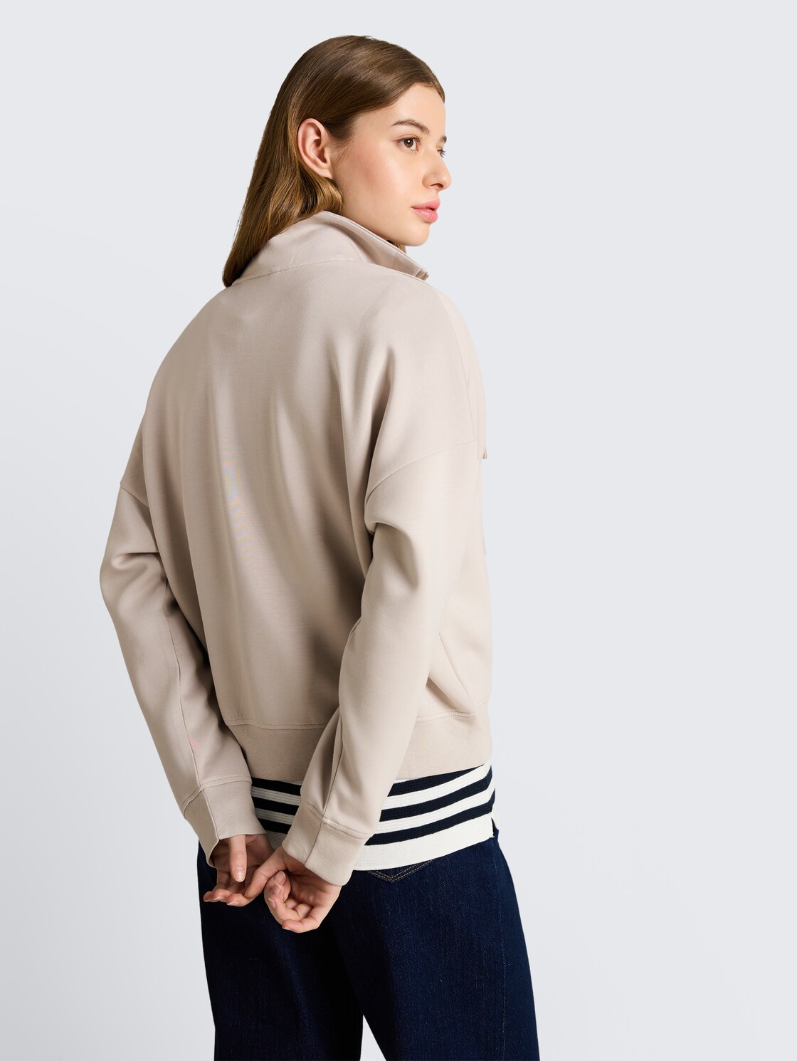 Loose Fit Troyer Sweatshirt aus Scuba - cloud grey - Auschnitt Model-Rückansicht