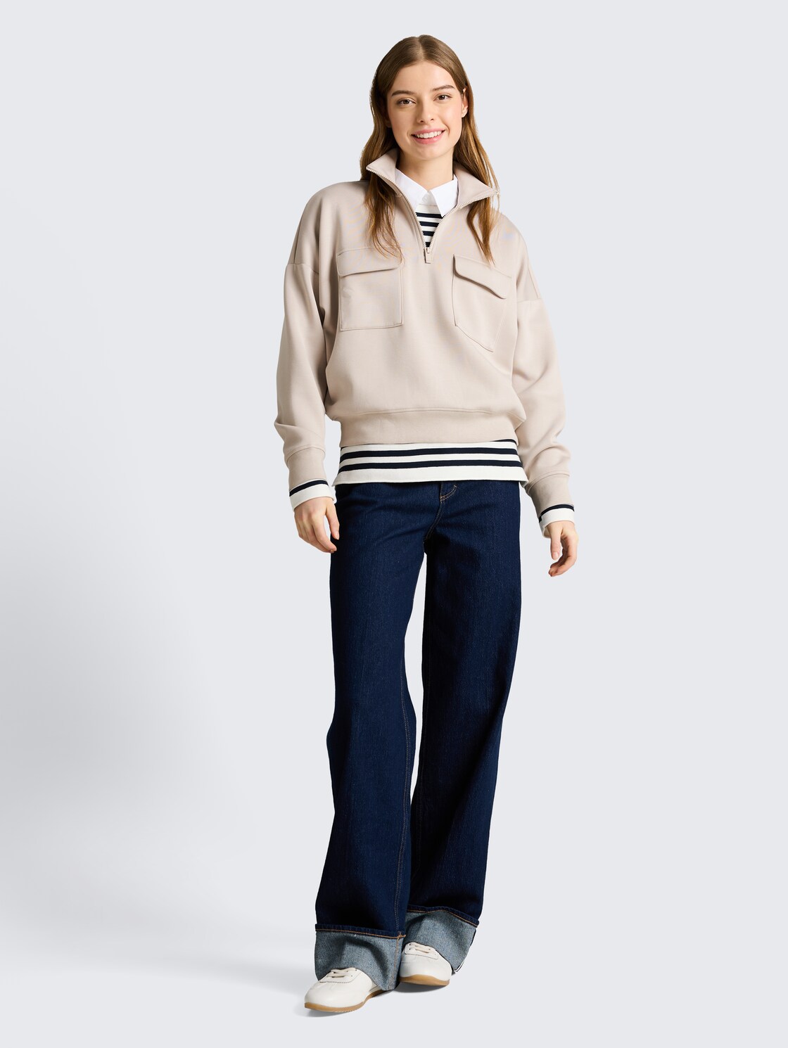 Loose Fit Troyer Sweatshirt aus Scuba - cloud grey - Model-Vorderansicht