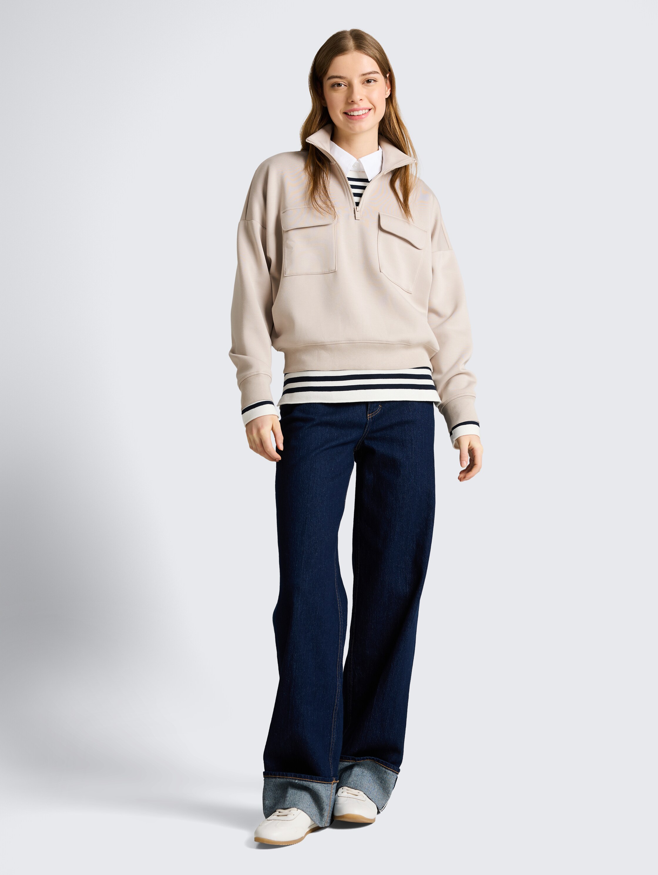 Loose Fit Troyer Sweatshirt aus Scuba - cloud grey - Model-Vorderansicht