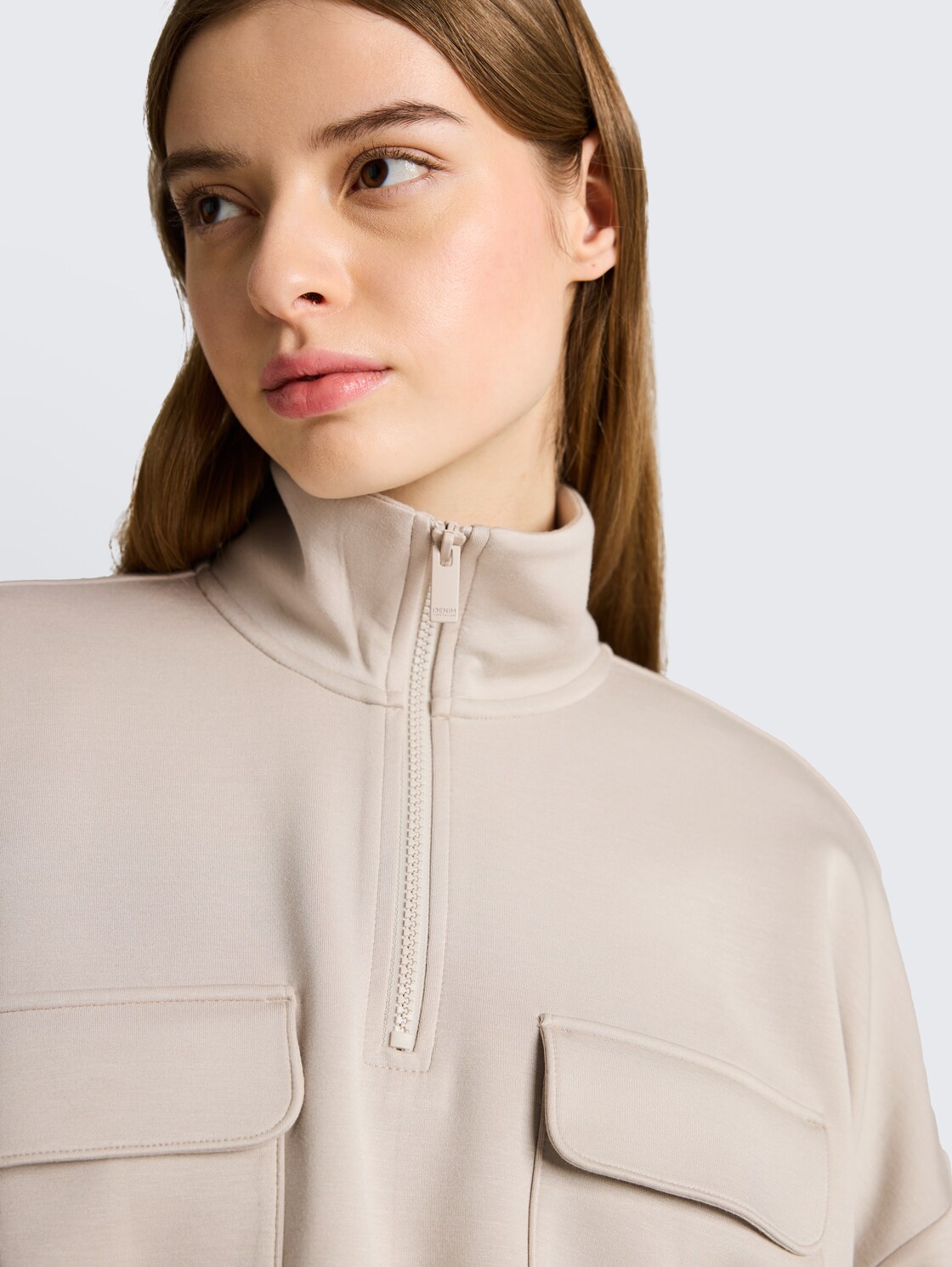 Loose Fit Troyer Sweatshirt aus Scuba - cloud grey - Detail-Model-Ansicht