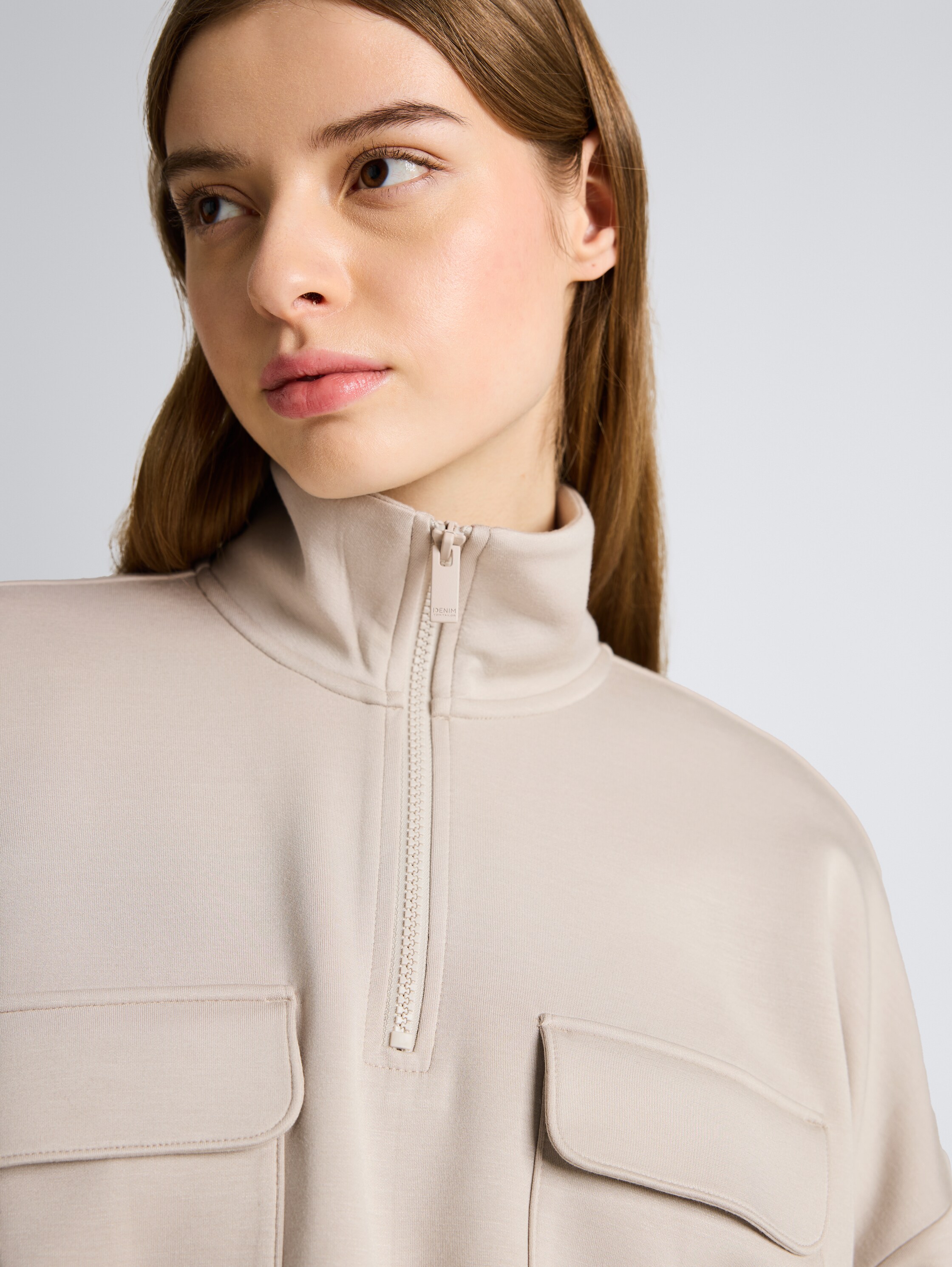 Loose Fit Troyer Sweatshirt aus Scuba - cloud grey - Detail-Model-Ansicht