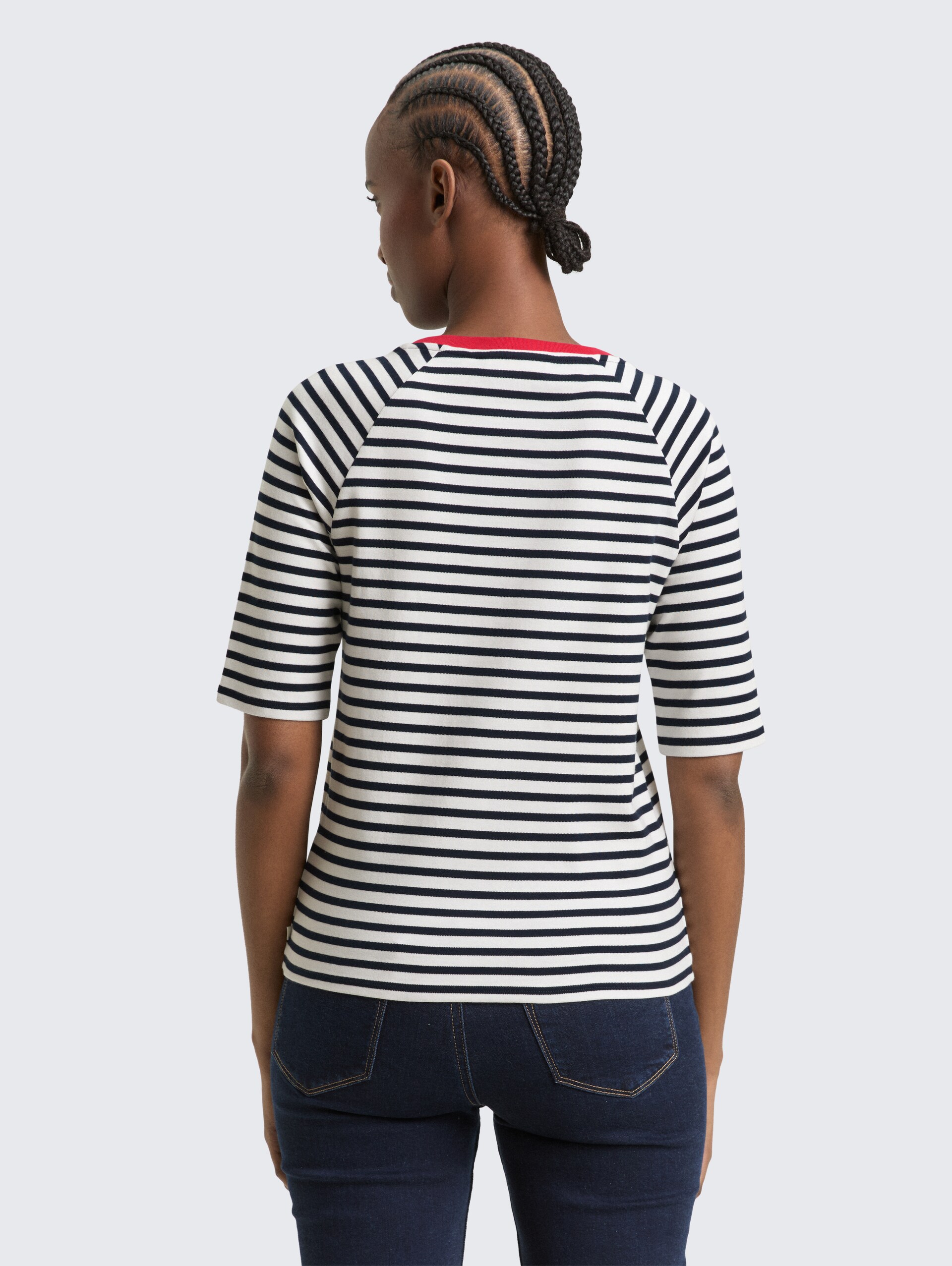 T-Shirt mit Streifenmuster - navy white stripe - Auschnitt Model-Rückansicht