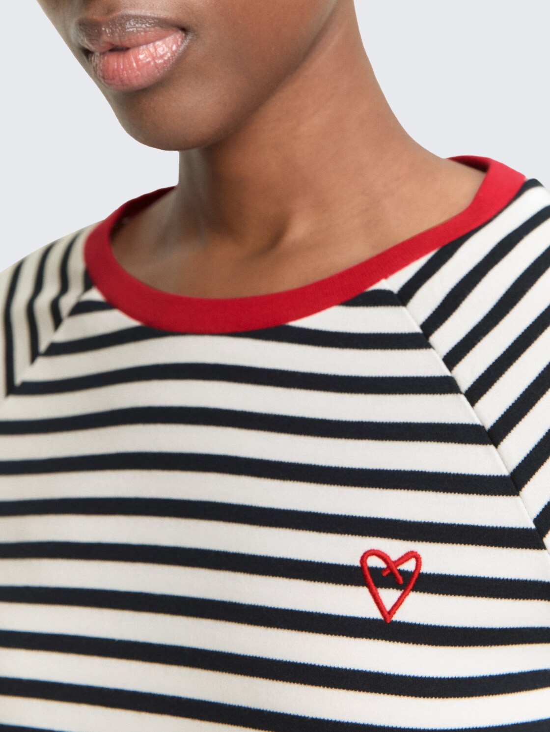 T-Shirt mit Streifenmuster - navy white stripe - Detail-Model-Ansicht