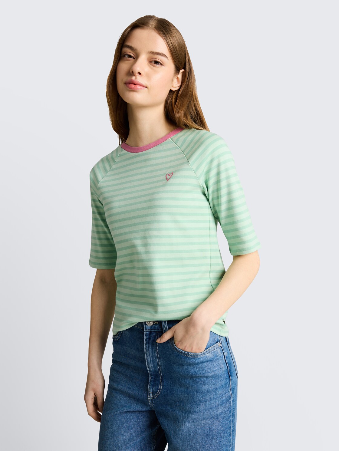 T-Shirt mit Streifenmuster - tonal matcha green stripe - Ausschnitt Model-Vorderansicht