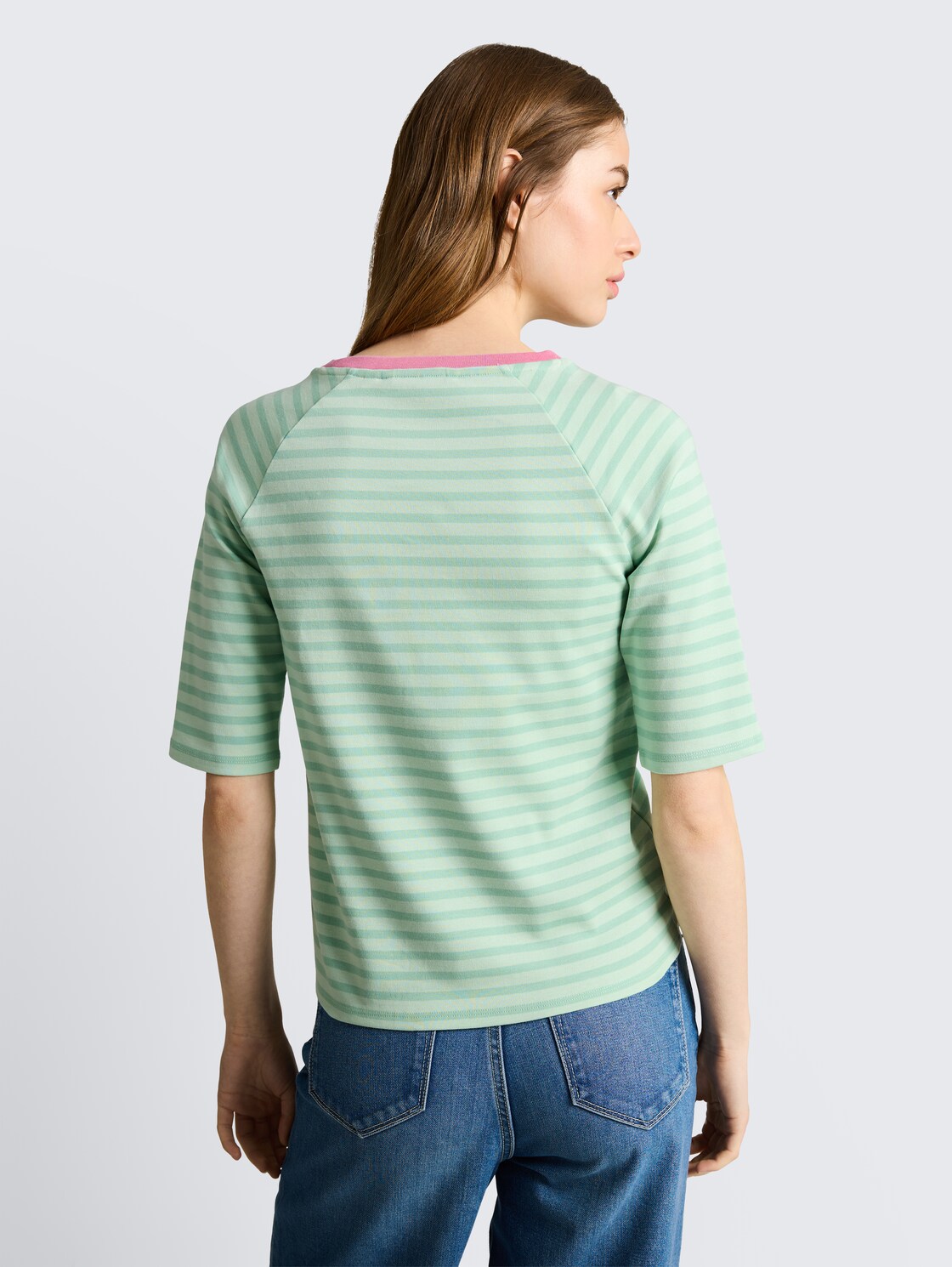 T-Shirt mit Streifenmuster - tonal matcha green stripe - Auschnitt Model-Rückansicht