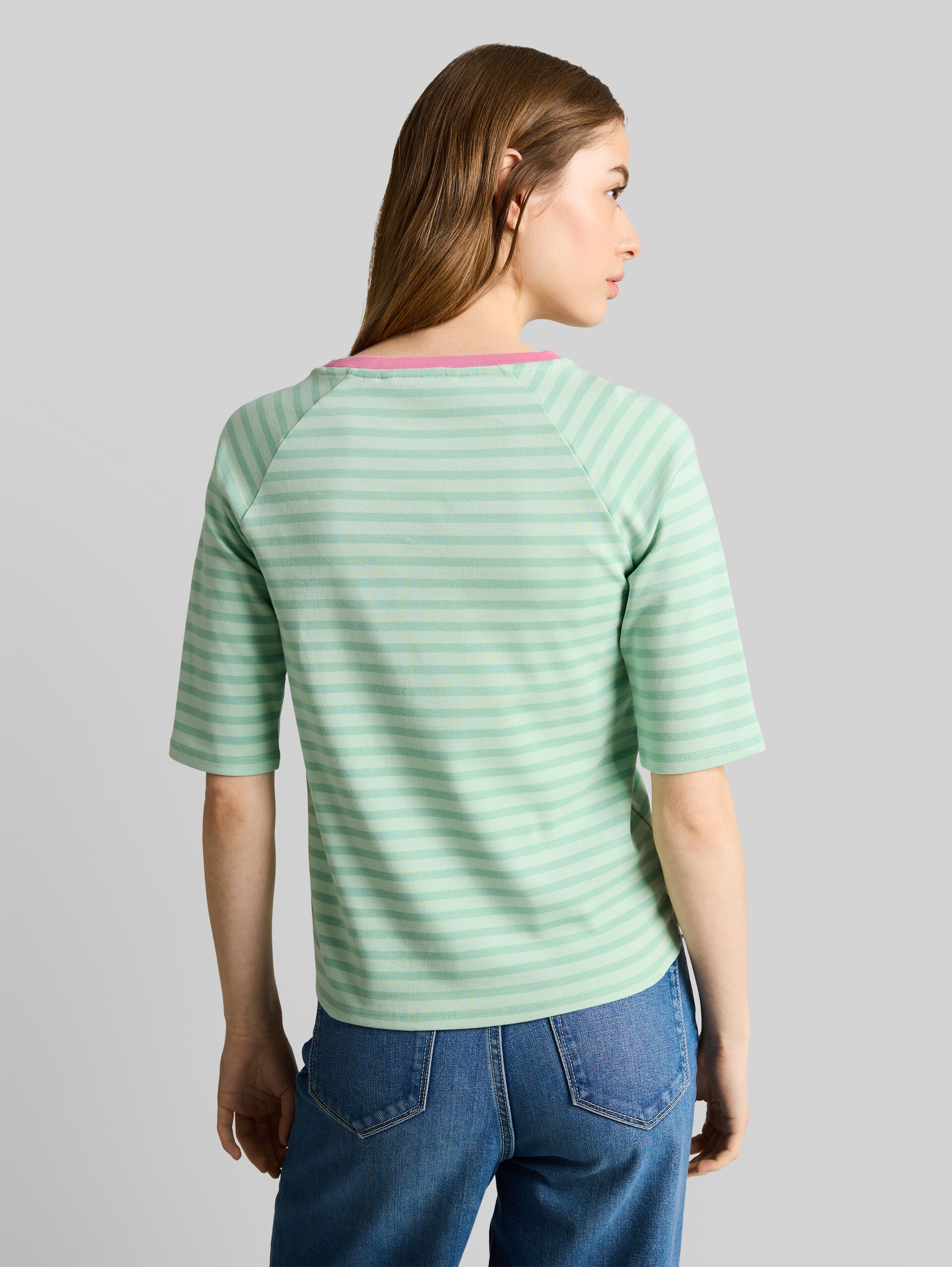 T-Shirt mit Streifenmuster - tonal matcha green stripe - Auschnitt Model-Rückansicht