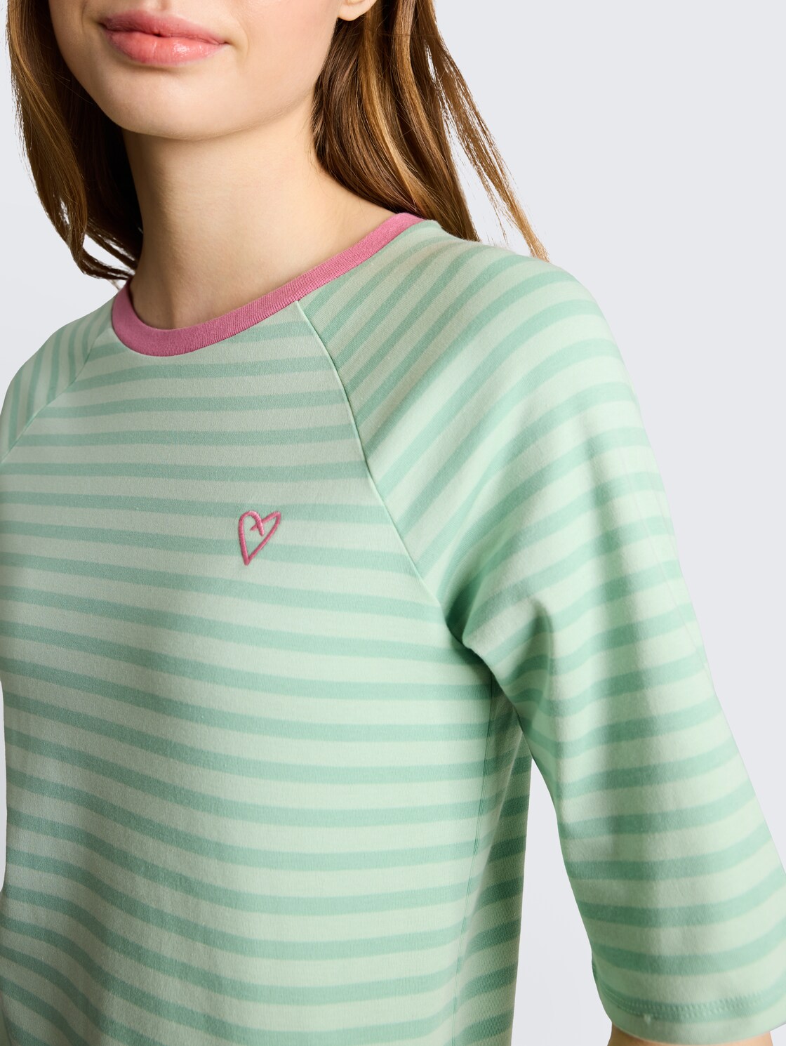 T-Shirt mit Streifenmuster - tonal matcha green stripe - Detail-Model-Ansicht