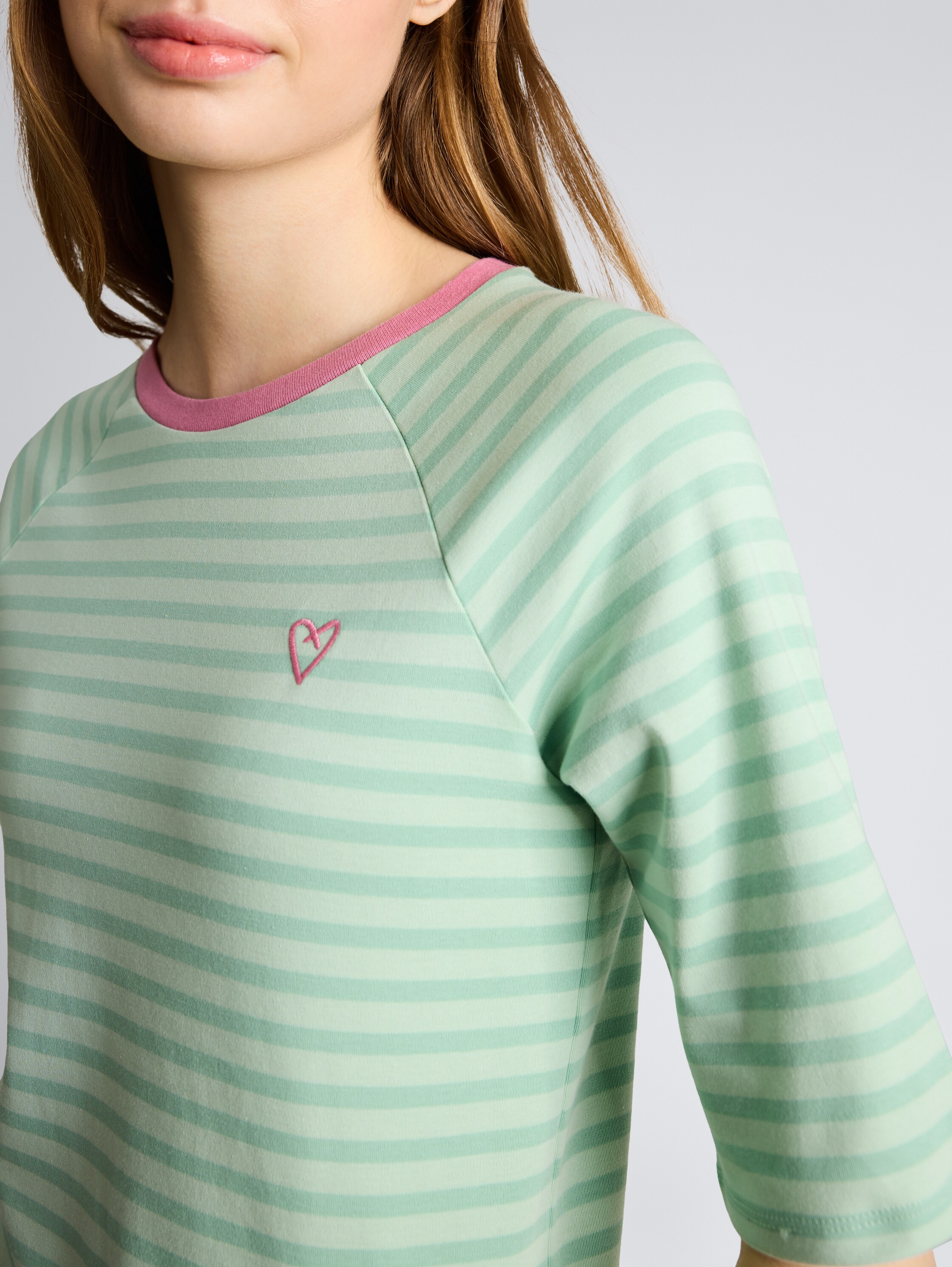 T-Shirt mit Streifenmuster - tonal matcha green stripe - Detail-Model-Ansicht