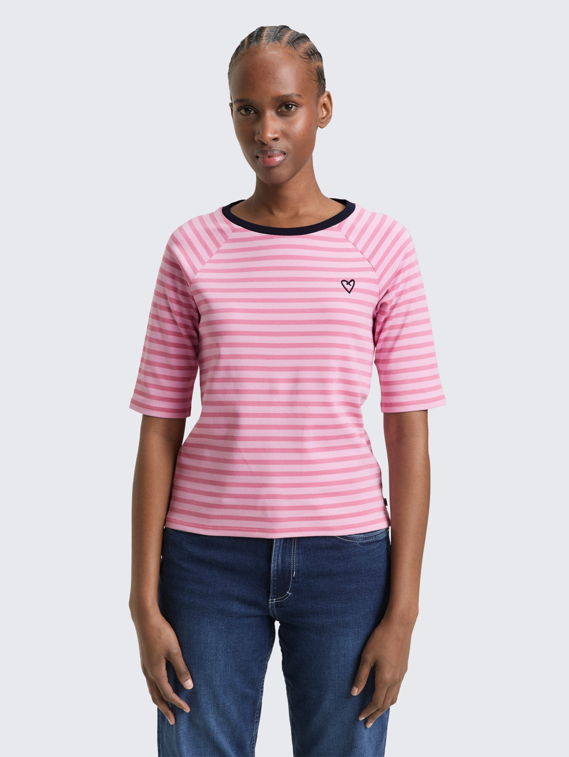 T-Shirt mit Streifenmuster - tonal blush rose stripe - Ausschnitt Model-Vorderansicht