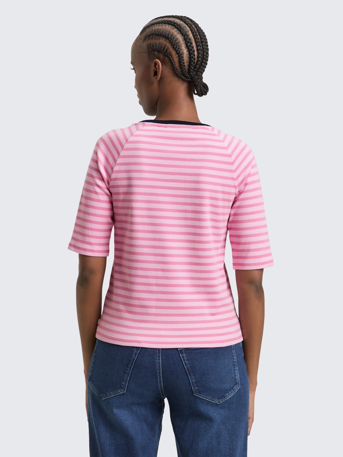 T-Shirt mit Streifenmuster - tonal blush rose stripe - Auschnitt Model-Rückansicht