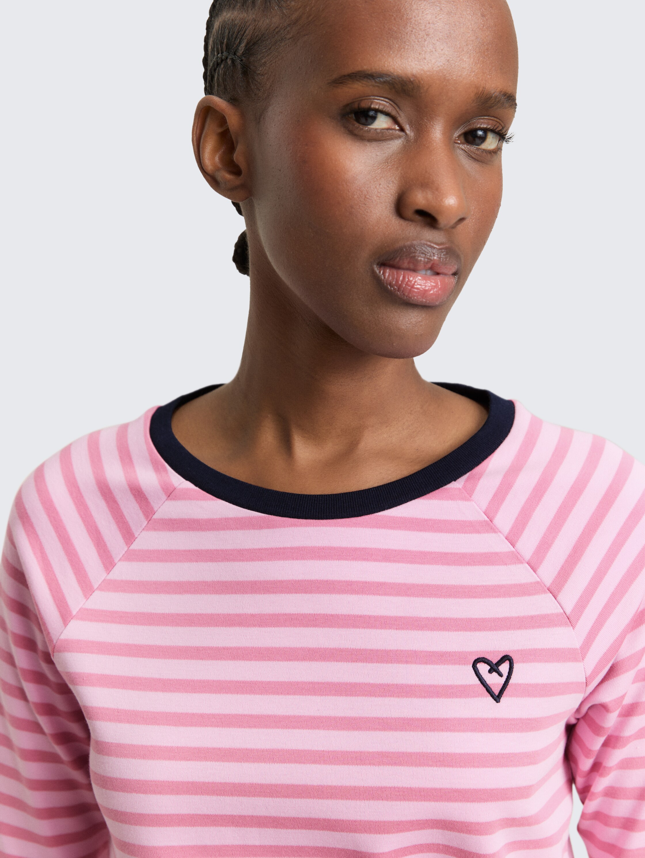 T-Shirt mit Streifenmuster - tonal blush rose stripe - Detail-Model-Ansicht