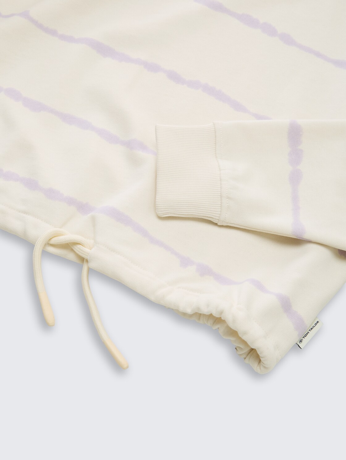 Cropped Sweatshirt mit Batikmuster - white lilac batik design - Detail-Model-Ansicht