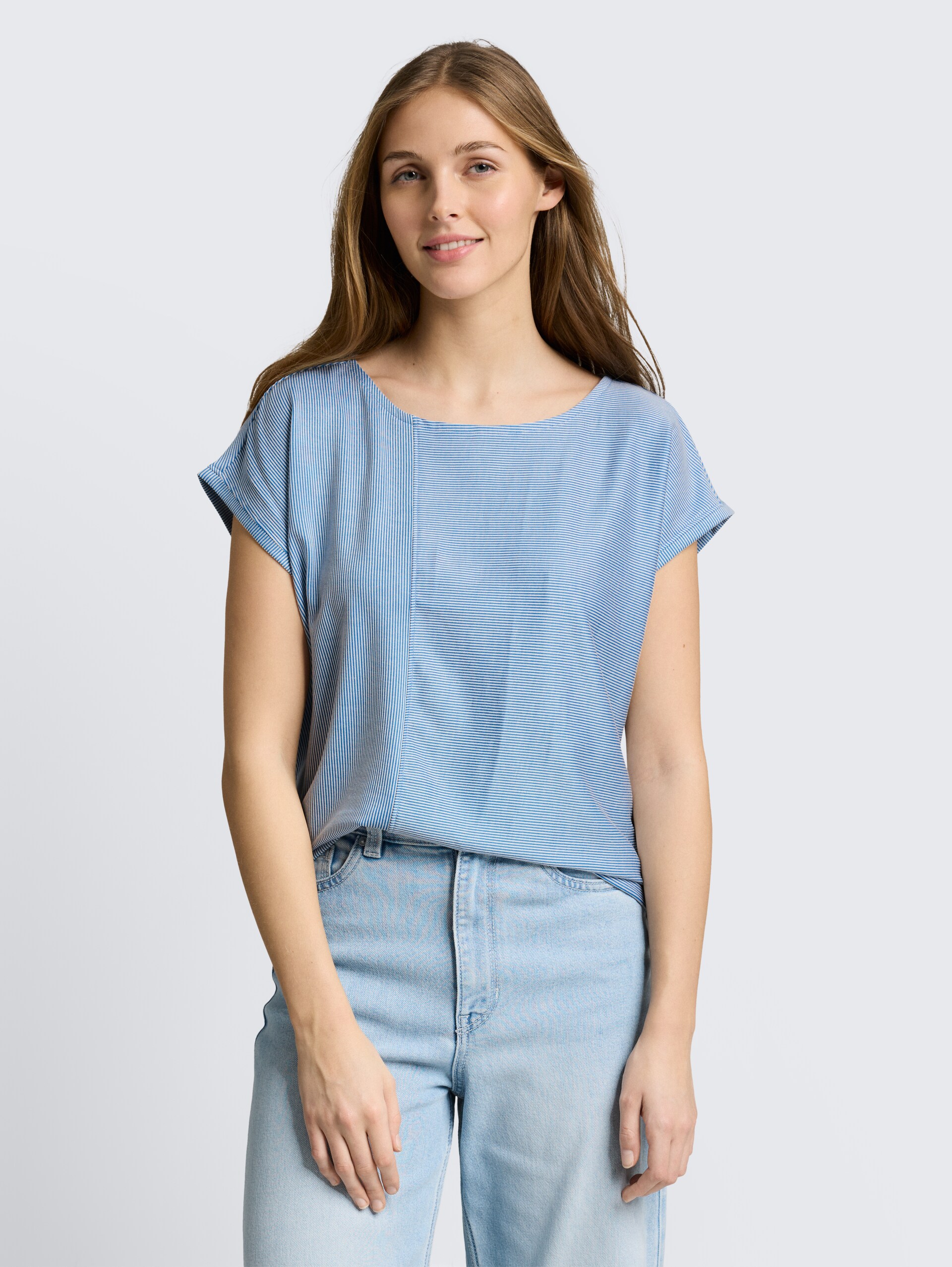 Loose Fit T-Shirt mit Streifenmuster - small mid blue white stripe - Ausschnitt Model-Vorderansicht