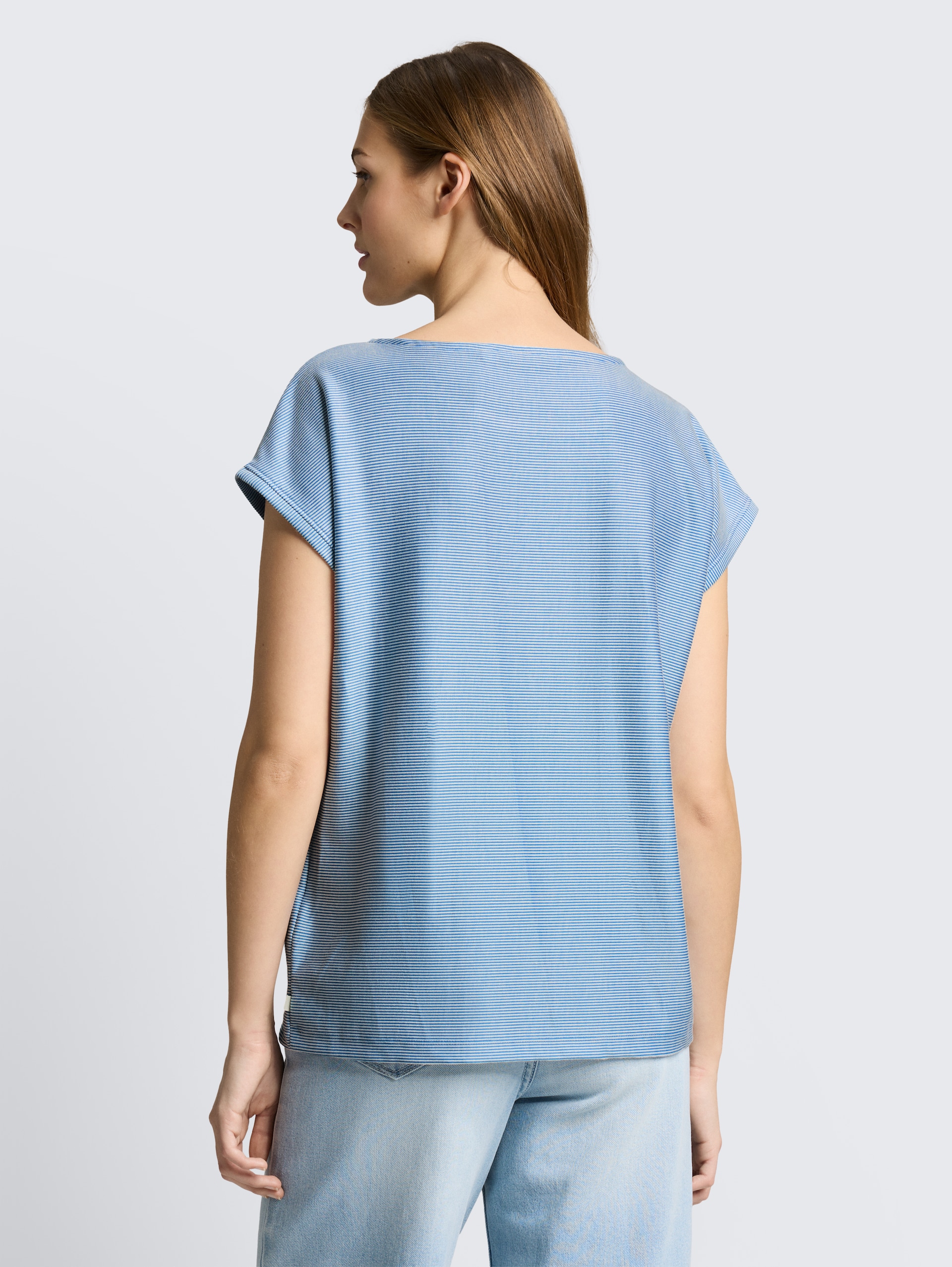 Loose Fit T-Shirt mit Streifenmuster - small mid blue white stripe - Auschnitt Model-Rückansicht