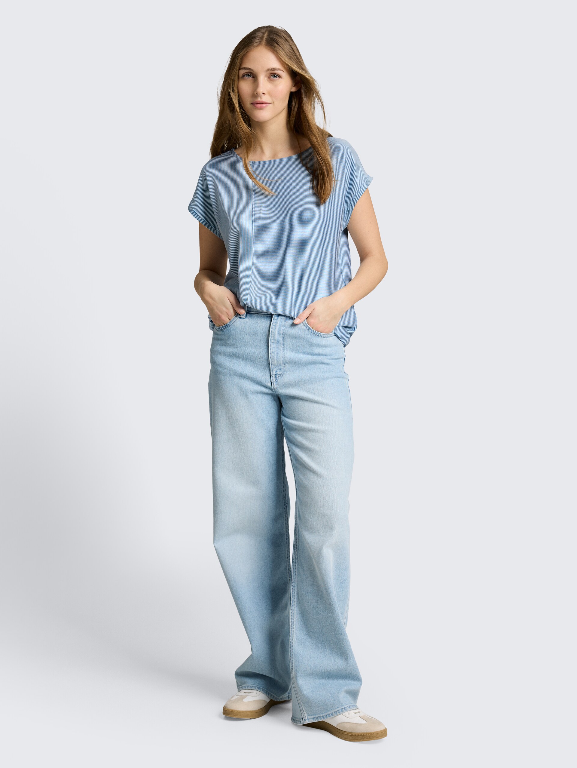 Loose Fit T-Shirt mit Streifenmuster - small mid blue white stripe - Model-Vorderansicht