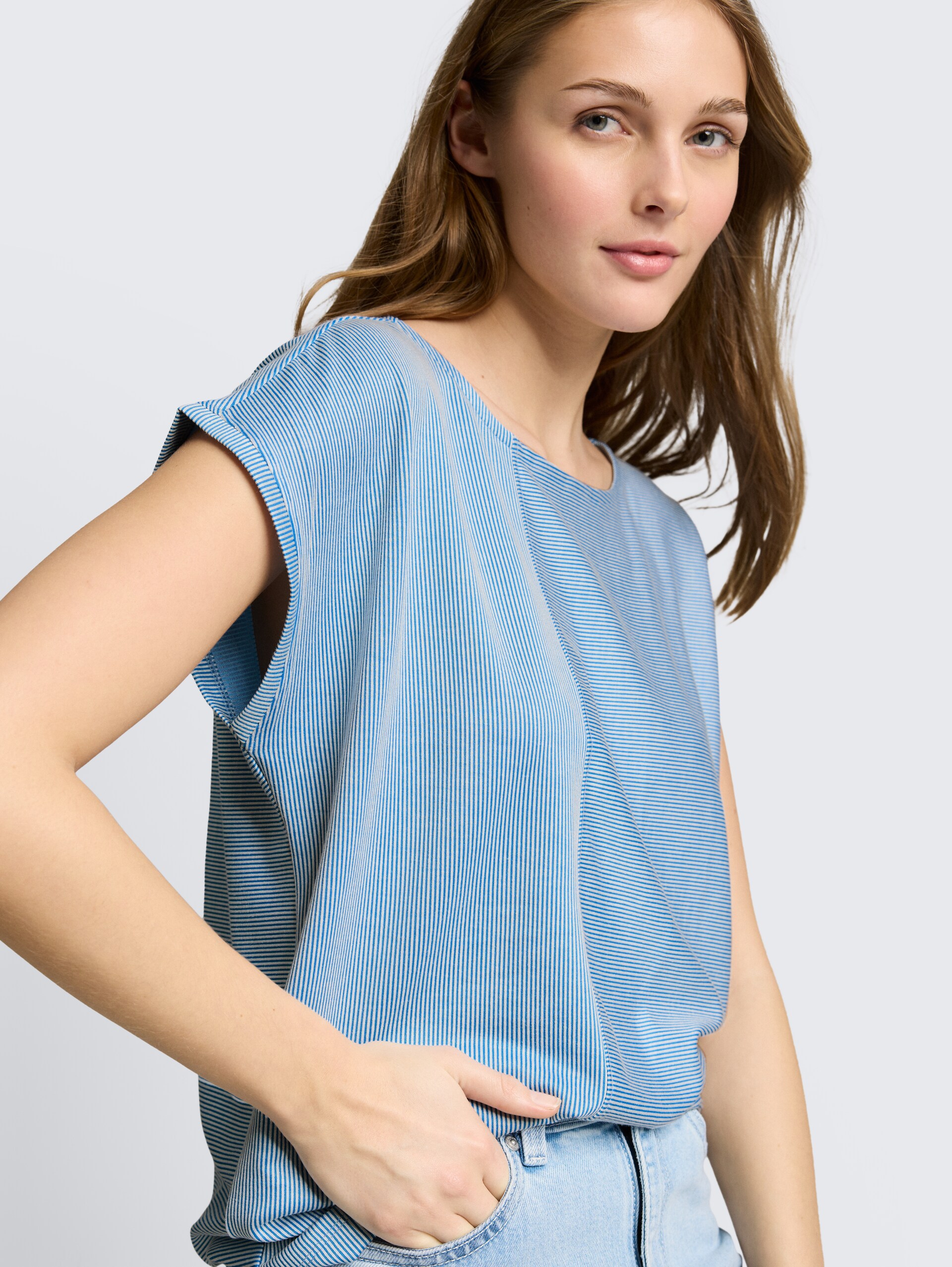 Loose Fit T-Shirt mit Streifenmuster - small mid blue white stripe - Detail-Model-Ansicht