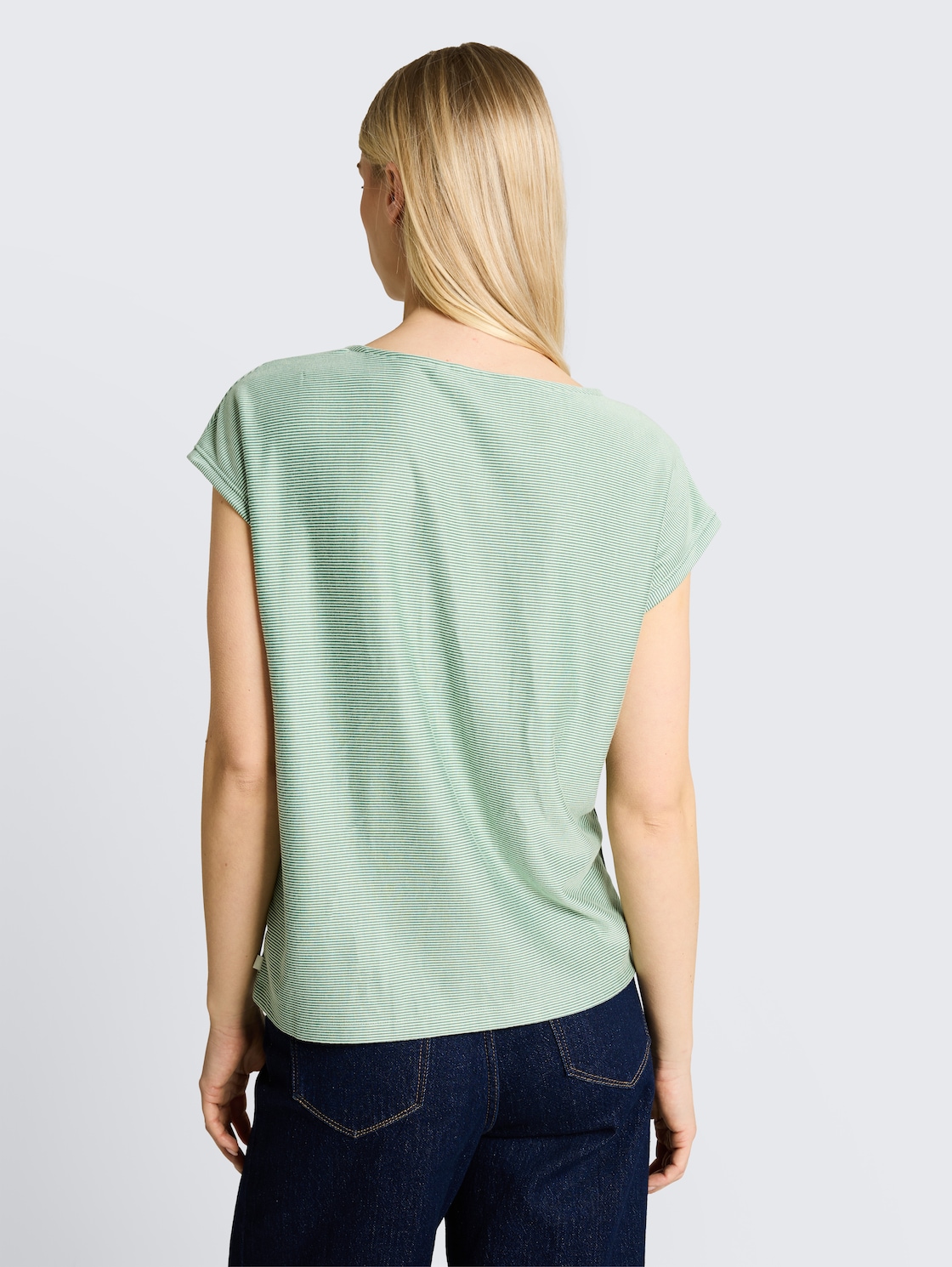 Loose Fit T-Shirt mit Streifenmuster - small tonal matchagreen stripe - Auschnitt Model-Rückansicht
