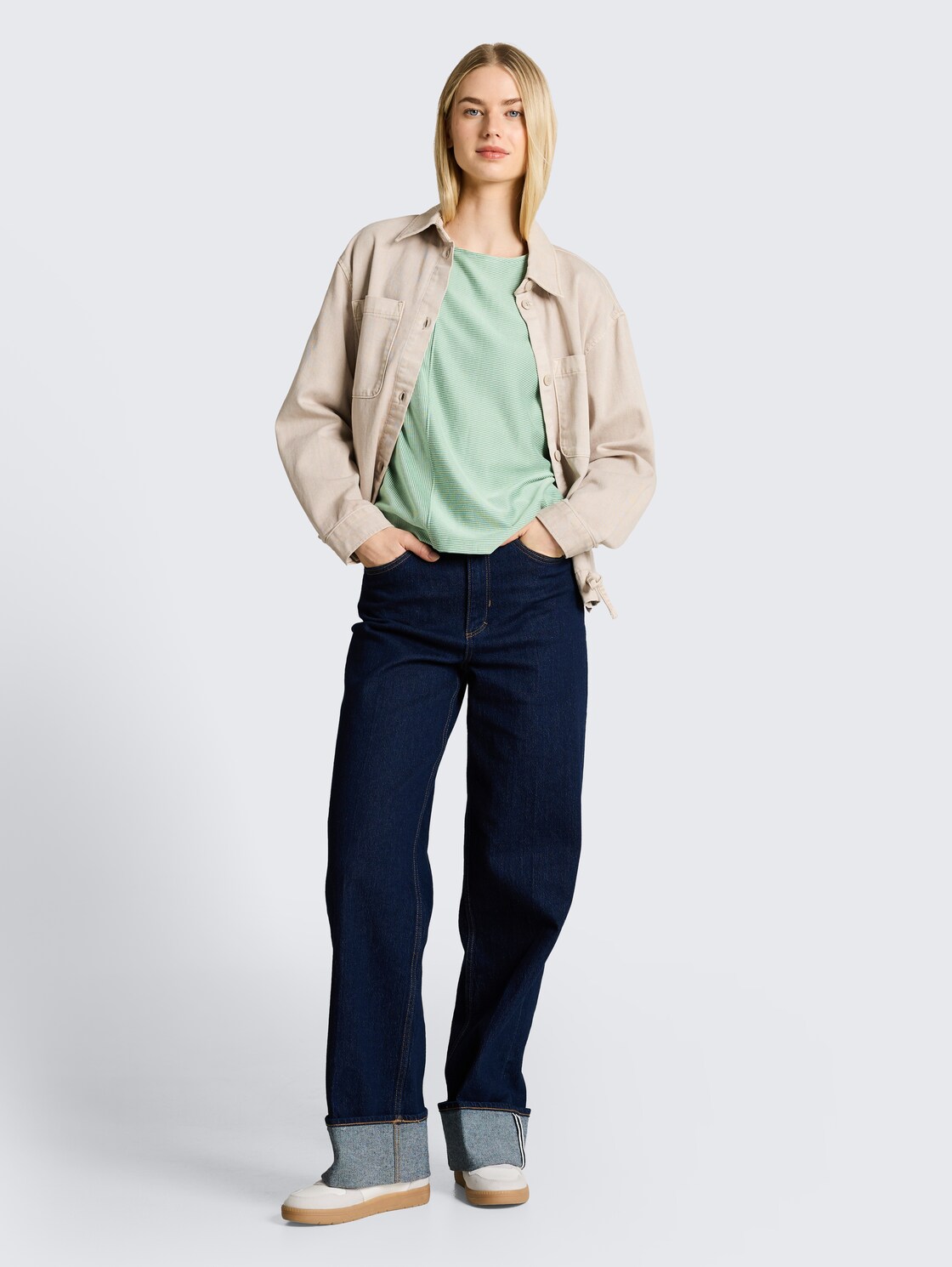 Loose Fit T-Shirt mit Streifenmuster - small tonal matchagreen stripe - Model-Vorderansicht