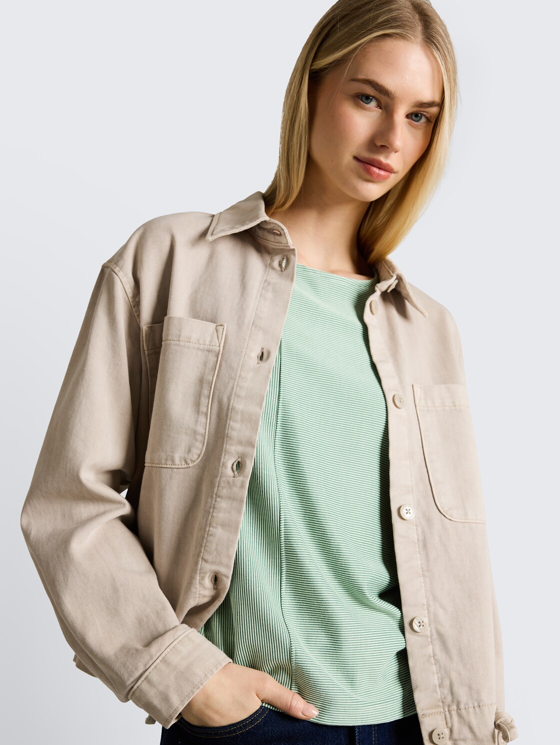 Loose Fit T-Shirt mit Streifenmuster - small tonal matchagreen stripe - Detail-Model-Ansicht