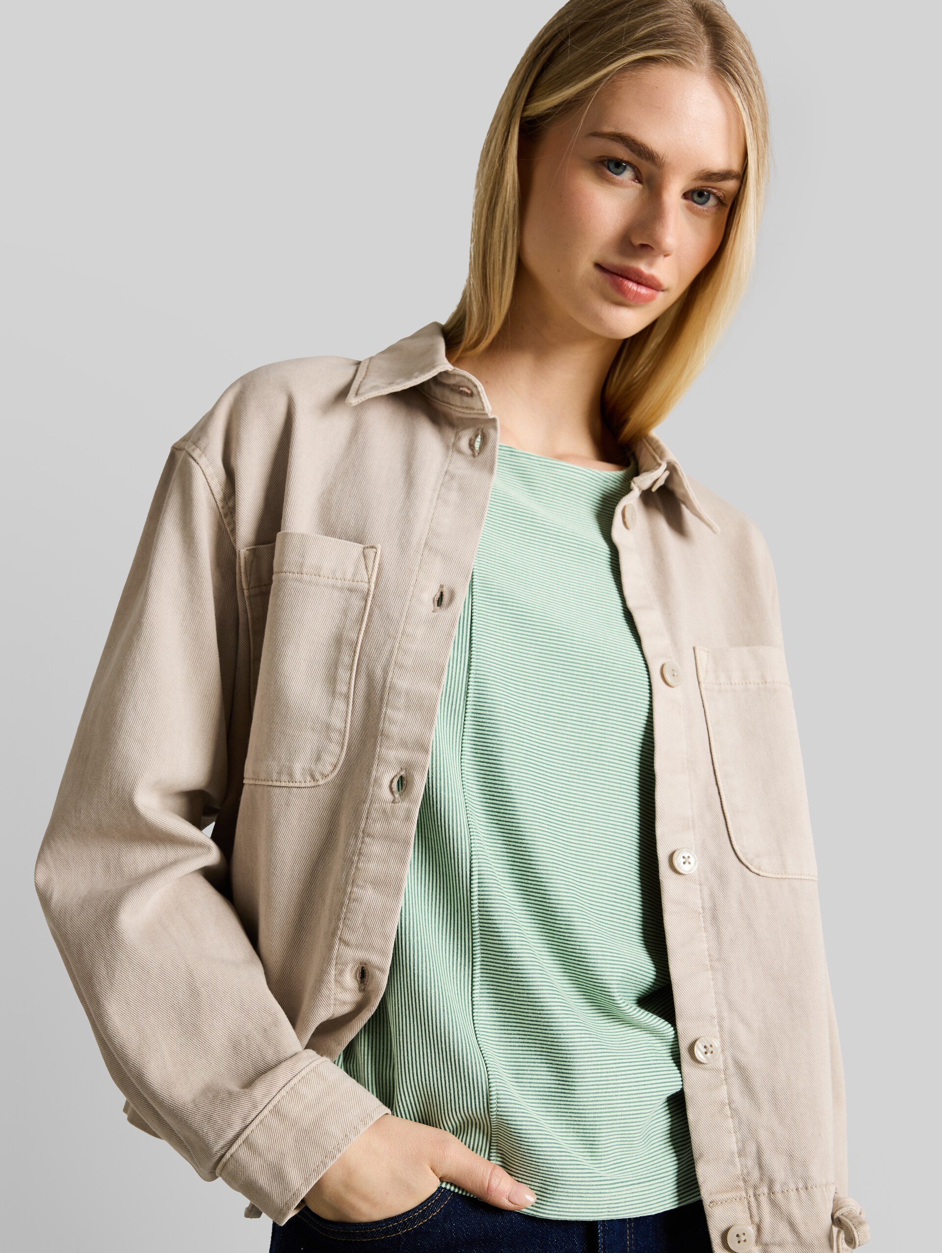Loose-fit T-shirt with a striped pattern - small tonal matchagreen stripe - Detail model view