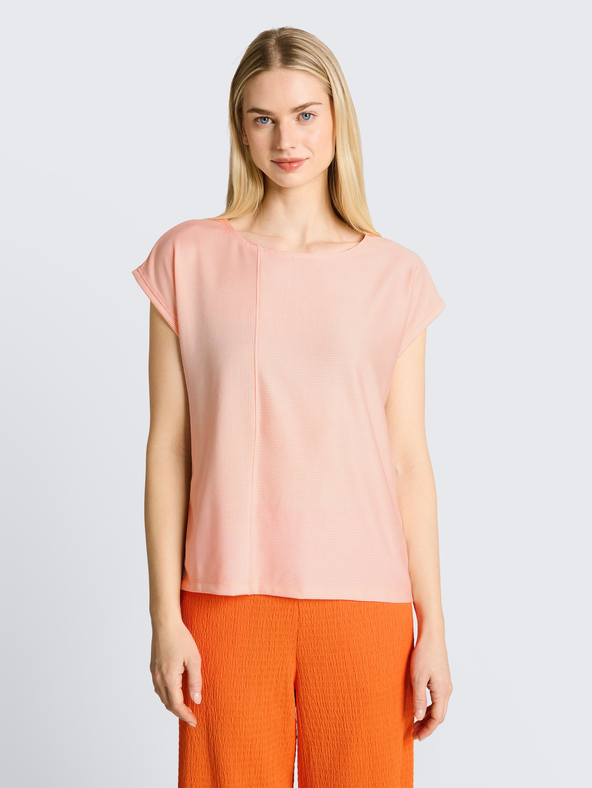 Loose Fit T-Shirt mit Streifenmuster - small apricot white stripe - Ausschnitt Model-Vorderansicht