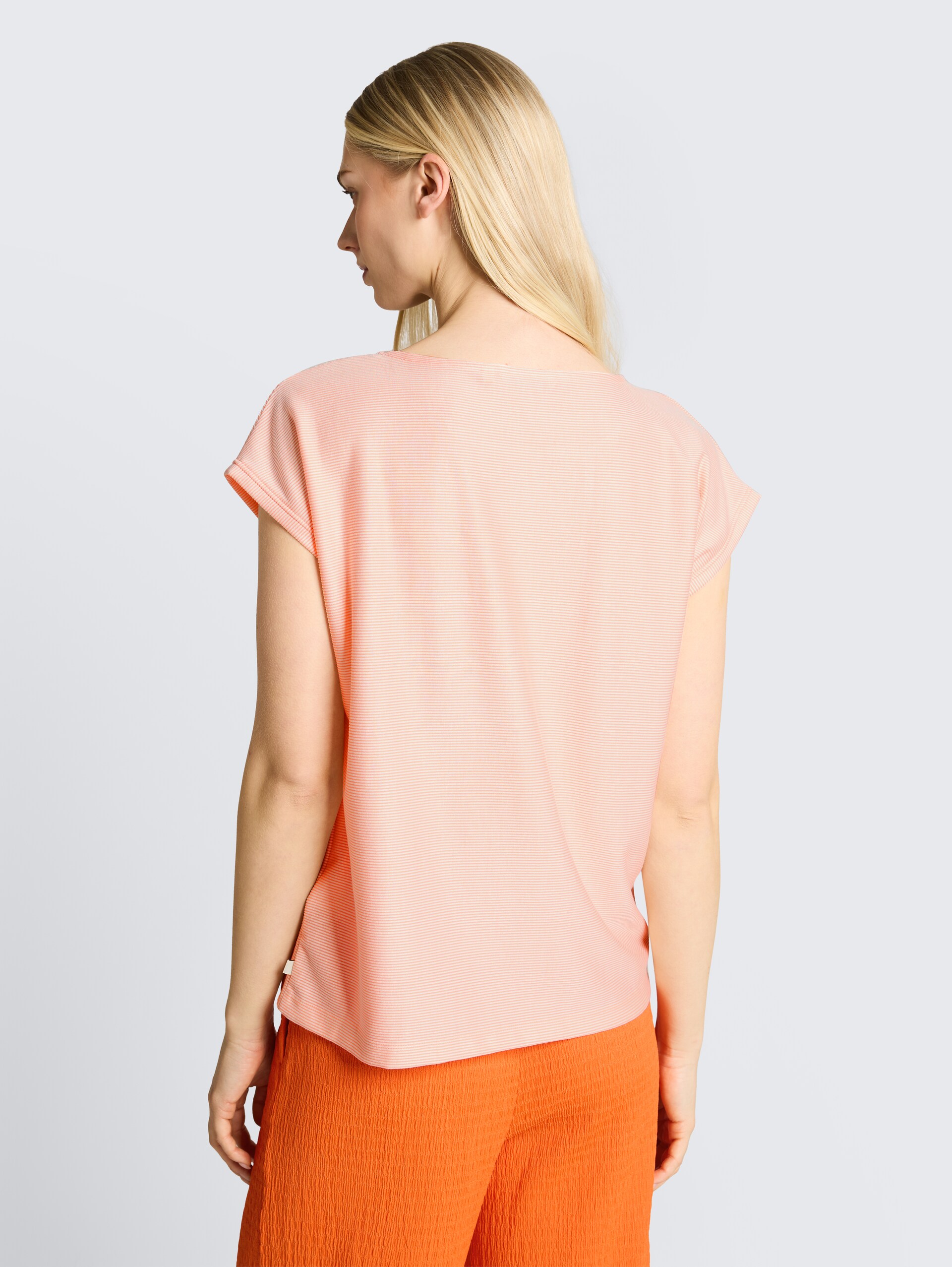 Loose Fit T-Shirt mit Streifenmuster - small apricot white stripe - Auschnitt Model-Rückansicht