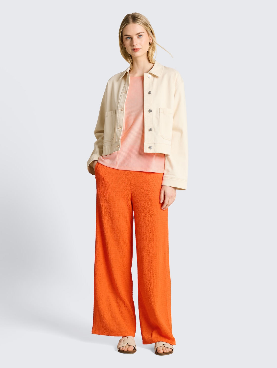 Loose-fit T-shirt with a striped pattern - small apricot white stripe - Model front view