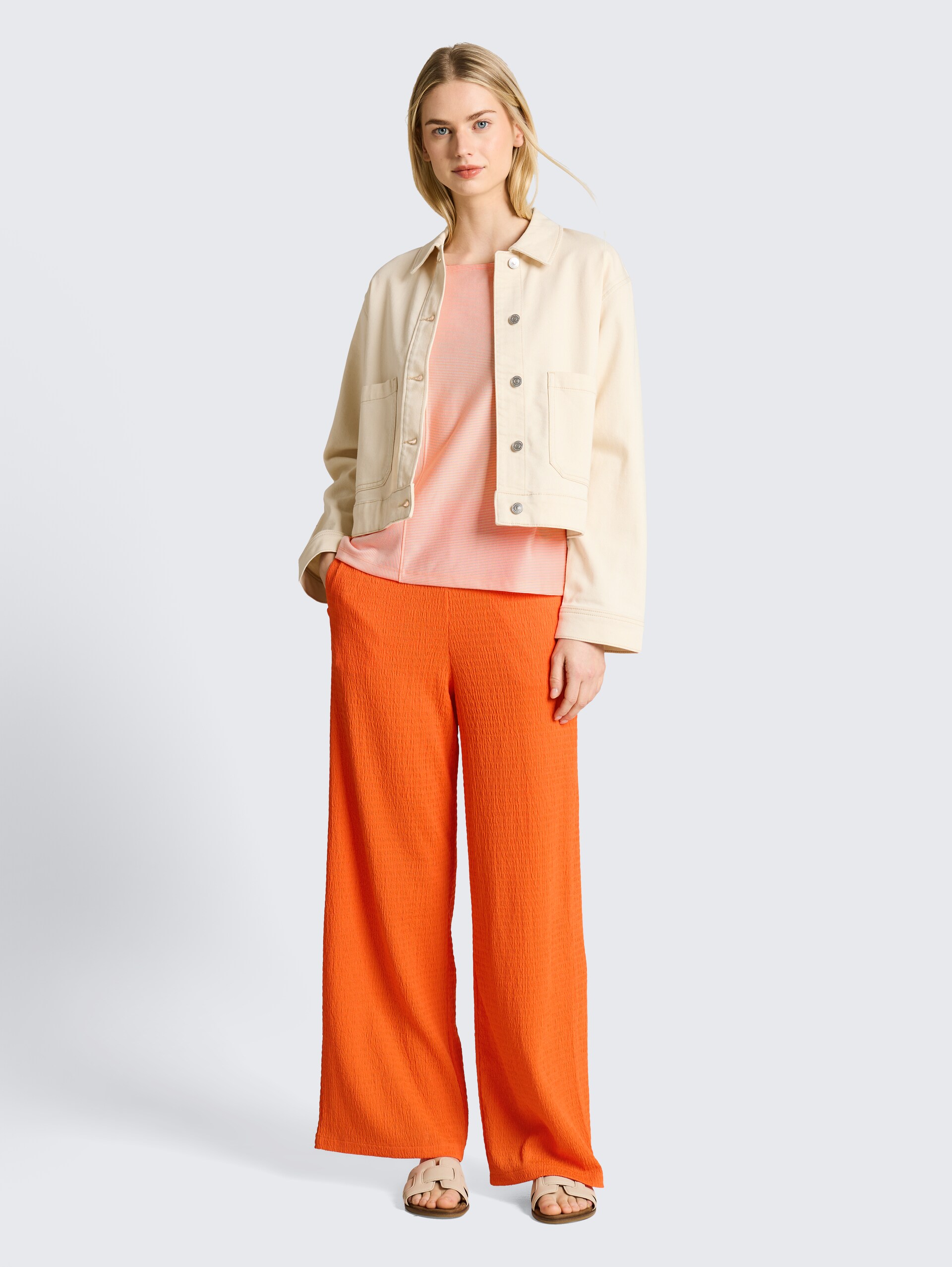 Loose Fit T-Shirt mit Streifenmuster - small apricot white stripe - Model-Vorderansicht