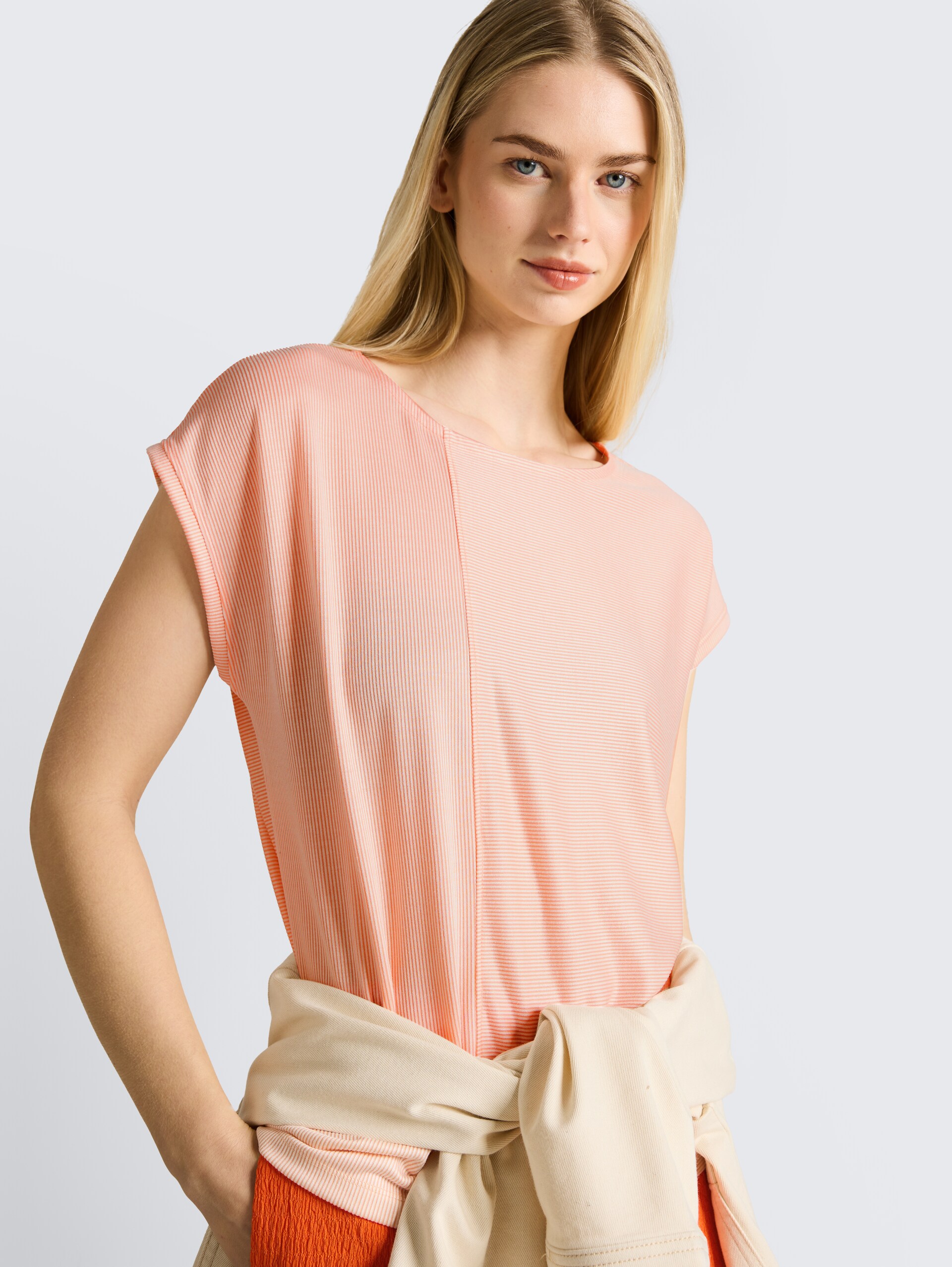 Loose Fit T-Shirt mit Streifenmuster - small apricot white stripe - Detail-Model-Ansicht
