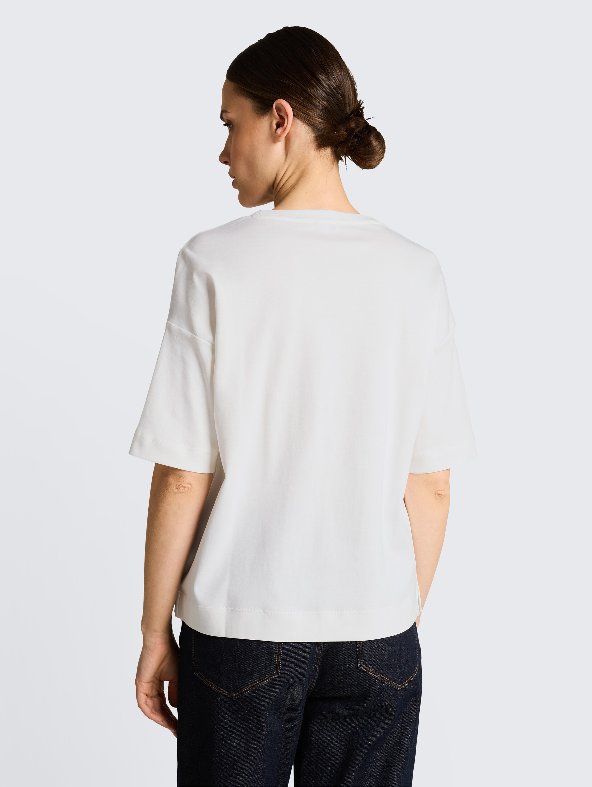 T-Shirt mit Schriftzug - Whisper White - Auschnitt Model-Rückansicht