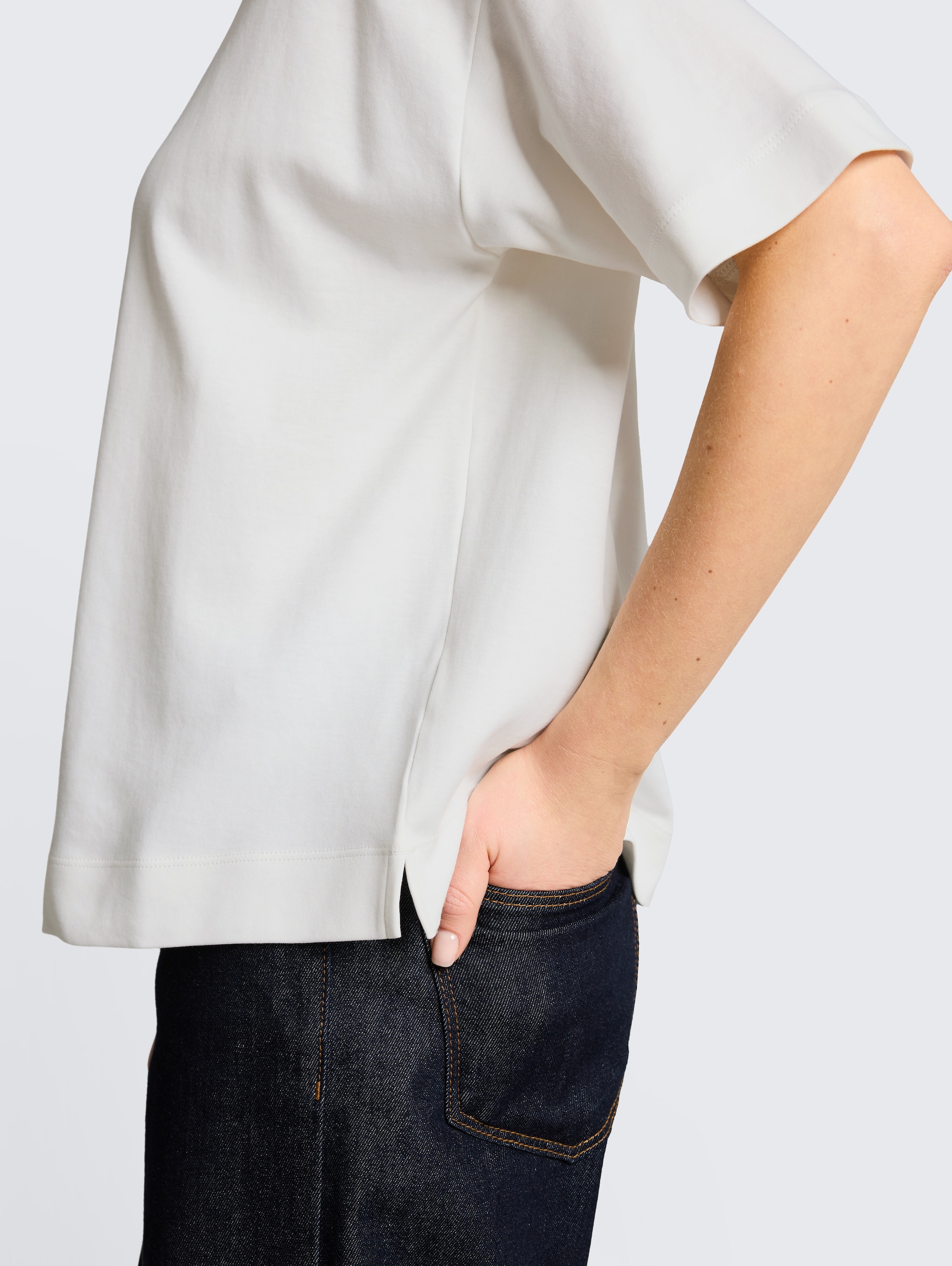 T-Shirt mit Schriftzug - Whisper White - Detail-Model-Ansicht
