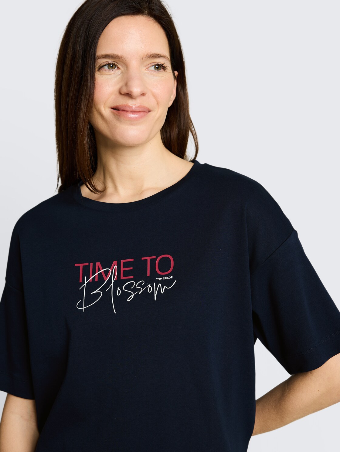 T-Shirt mit Schriftzug - sky captain blue - Detail-Model-Ansicht