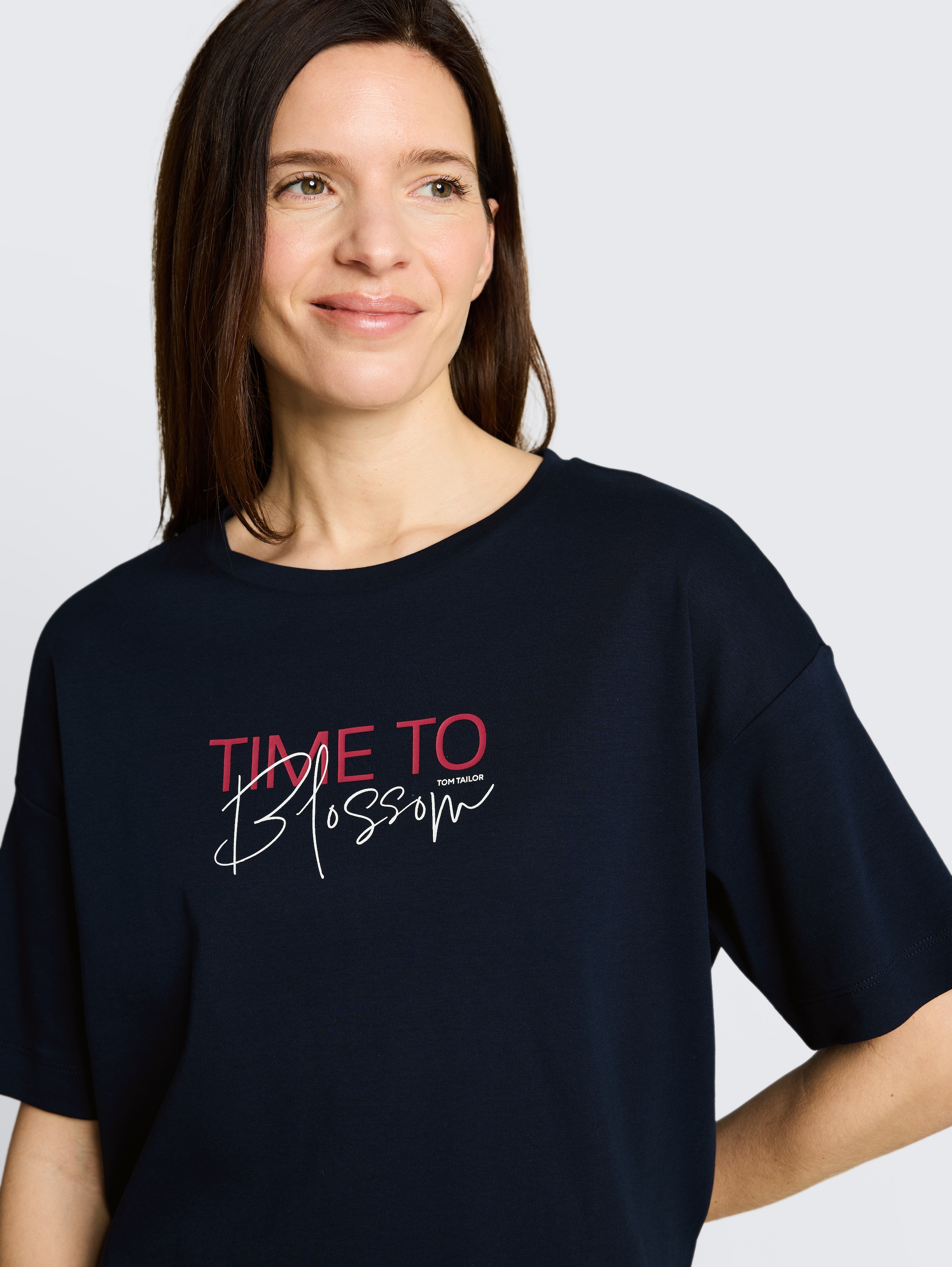 T-shirt met opschrift - sky captain blue - Detailaanzicht model