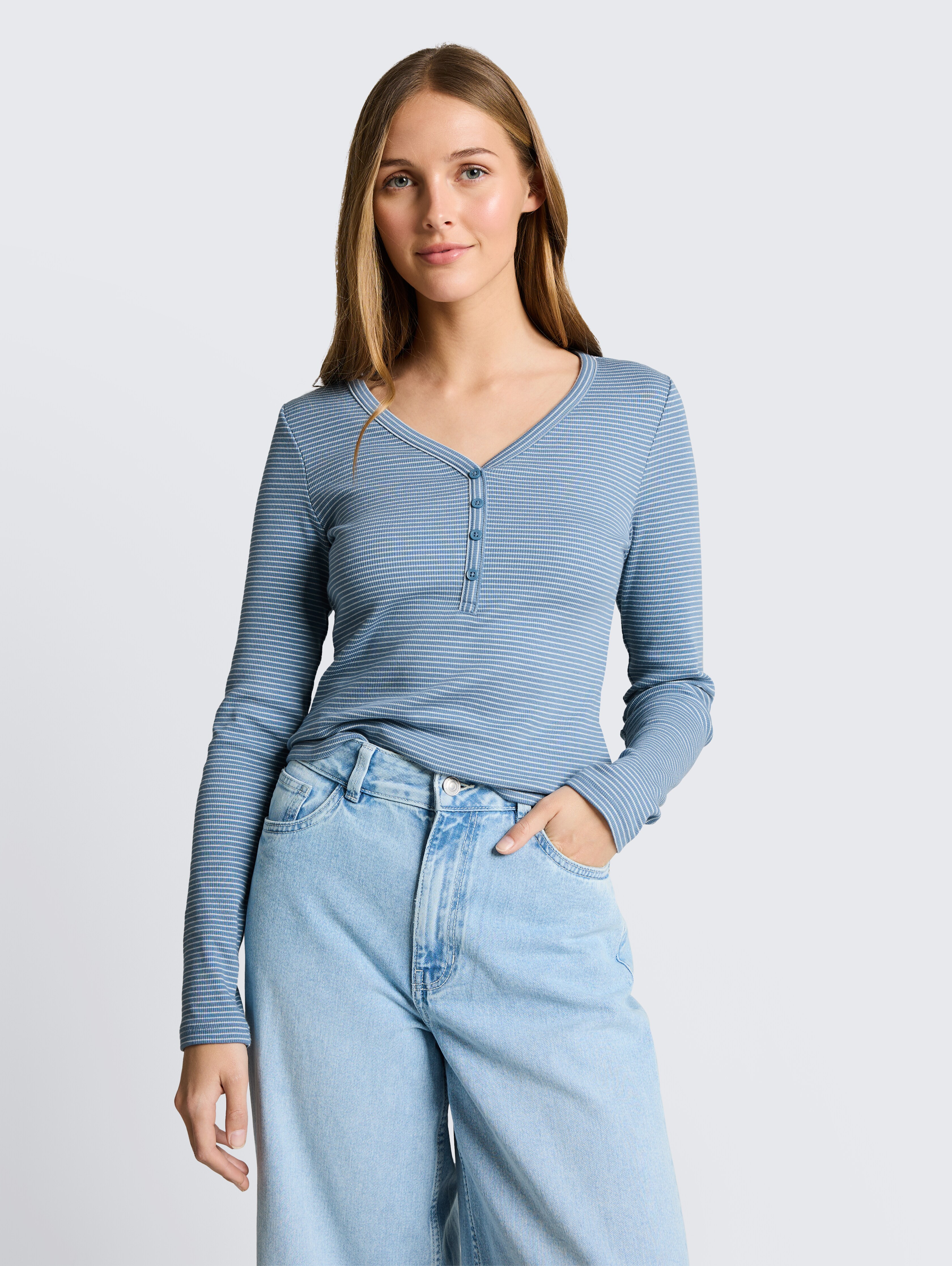 Slim Fit Henley Langarmshirt mit Streifenmuster von Denim Female, mid blue white stripe