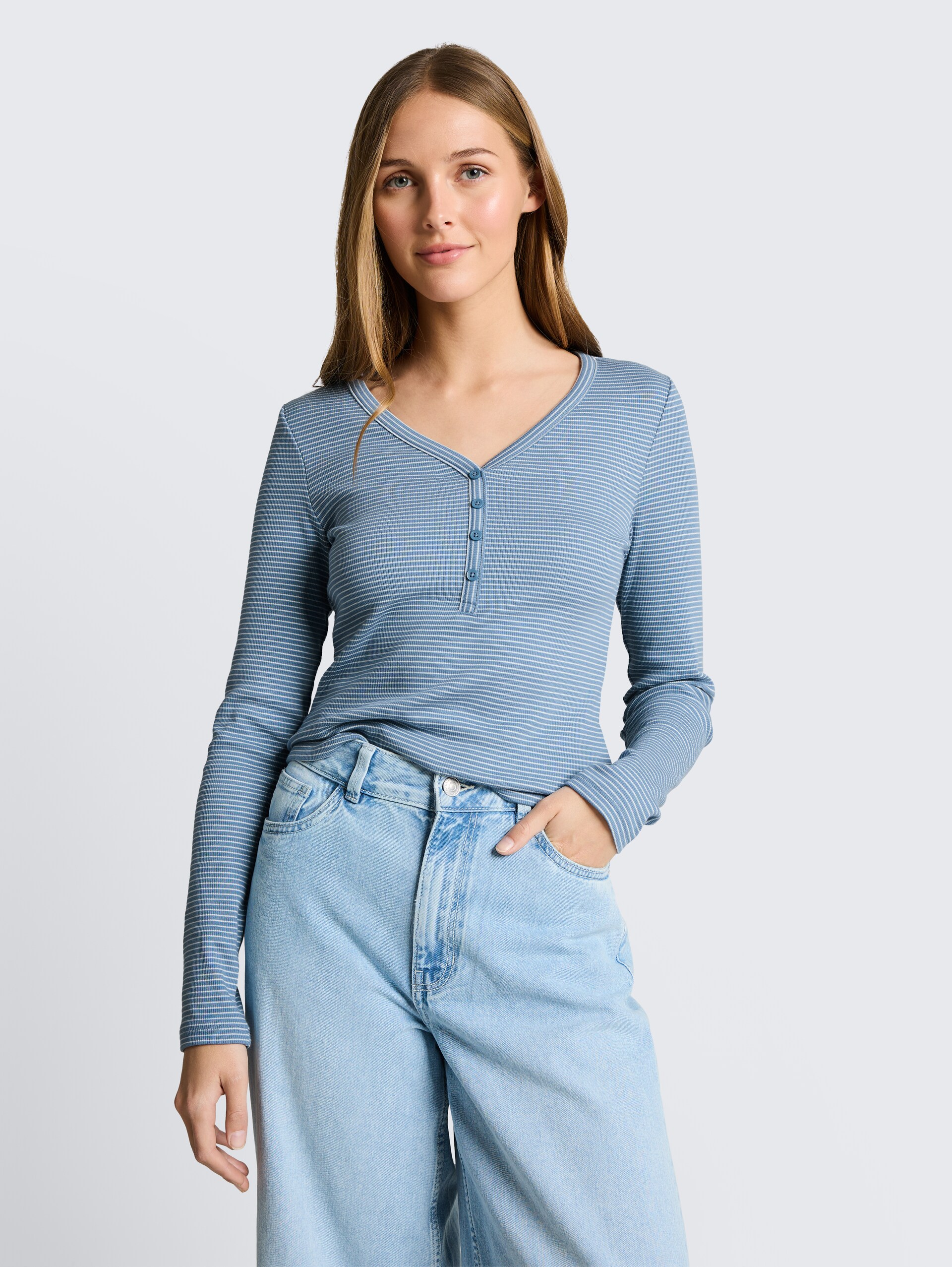 Slim Fit Henley Langarmshirt mit Streifenmuster - mid blue white stripe - Ausschnitt Model-Vorderansicht