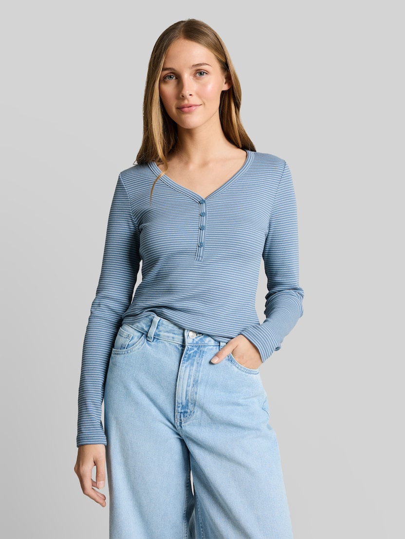 Slim Fit Henley Langarmshirt mit Streifenmuster von Denim Female, mid blue white stripe
