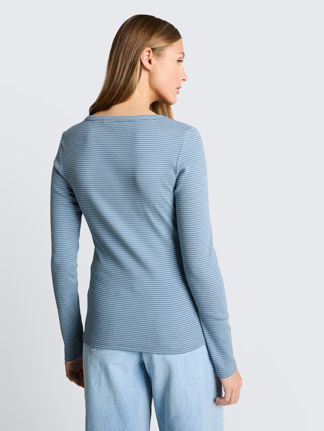 Slim Fit Henley Langarmshirt mit Streifenmuster - mid blue white stripe - Auschnitt Model-Rückansicht