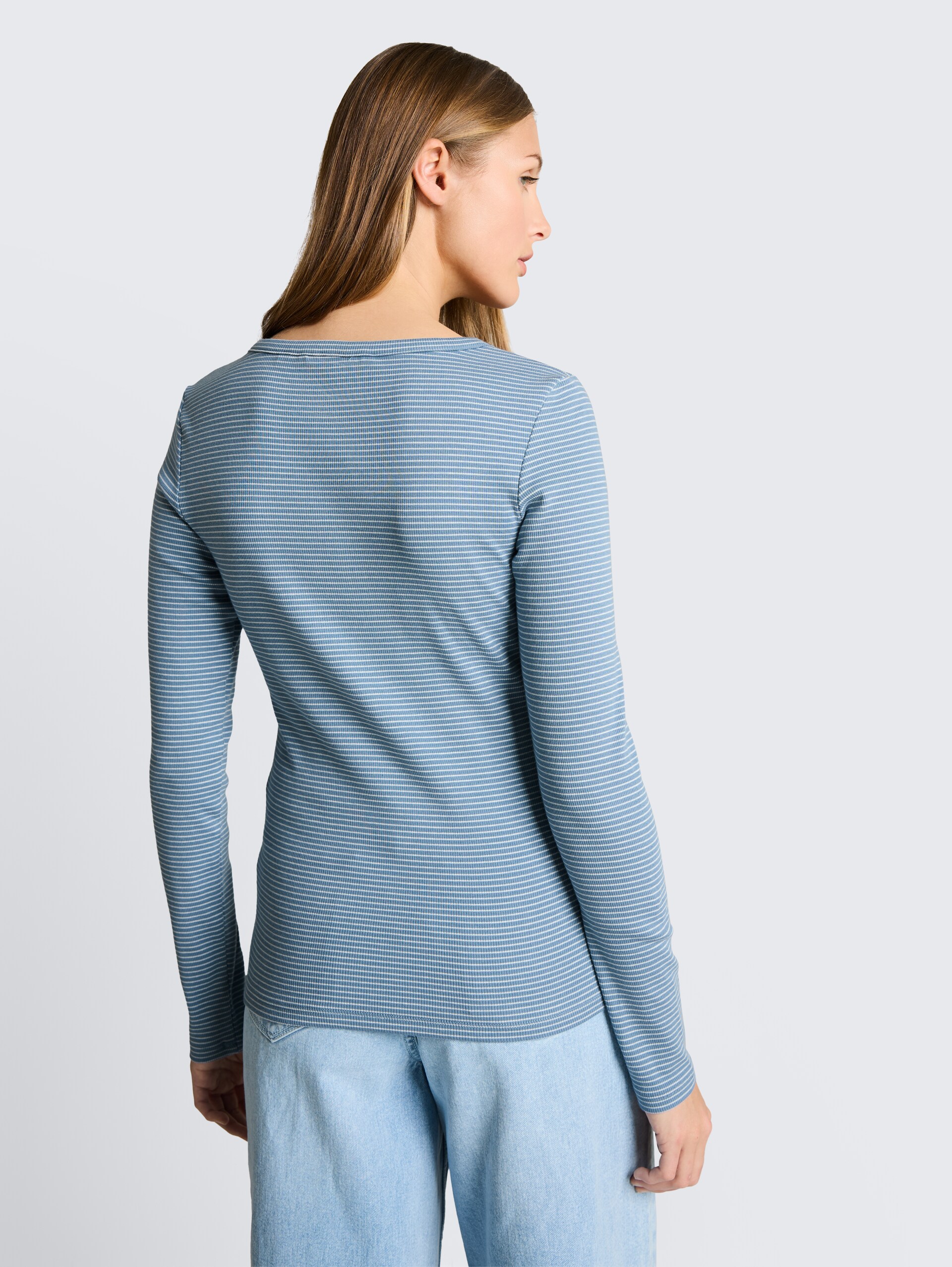 Slim Fit Henley Langarmshirt mit Streifenmuster - mid blue white stripe - Auschnitt Model-Rückansicht