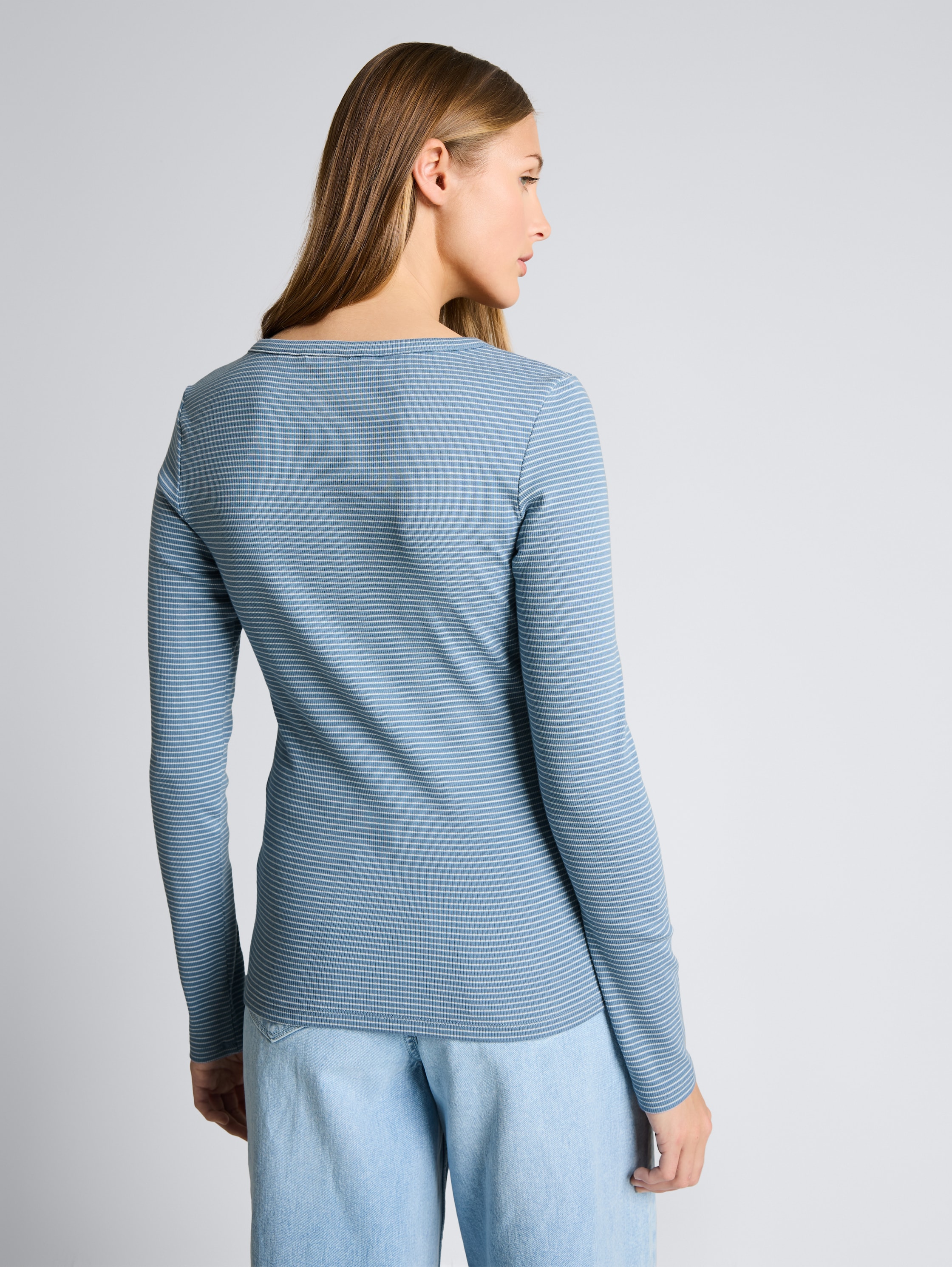 Slim Fit Henley Langarmshirt mit Streifenmuster - mid blue white stripe - Auschnitt Model-Rückansicht