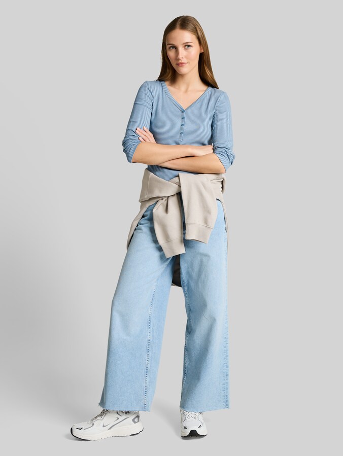 Slim Fit Henley Langarmshirt mit Streifenmuster von Denim Female, mid blue white stripe