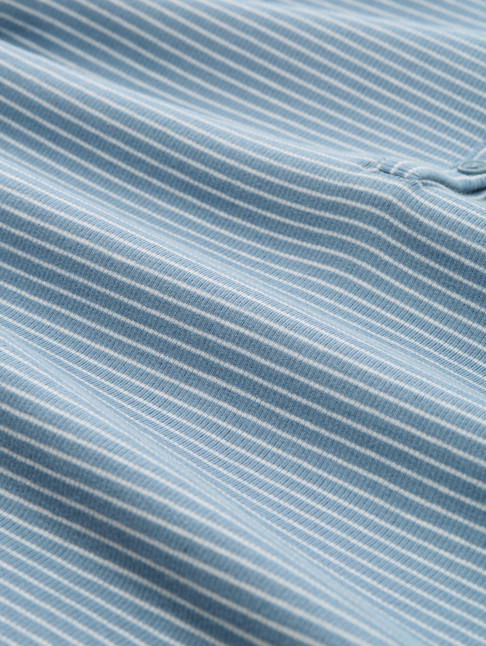 Slim Fit Henley Langarmshirt mit Streifenmuster - mid blue white stripe - Material-Ansicht